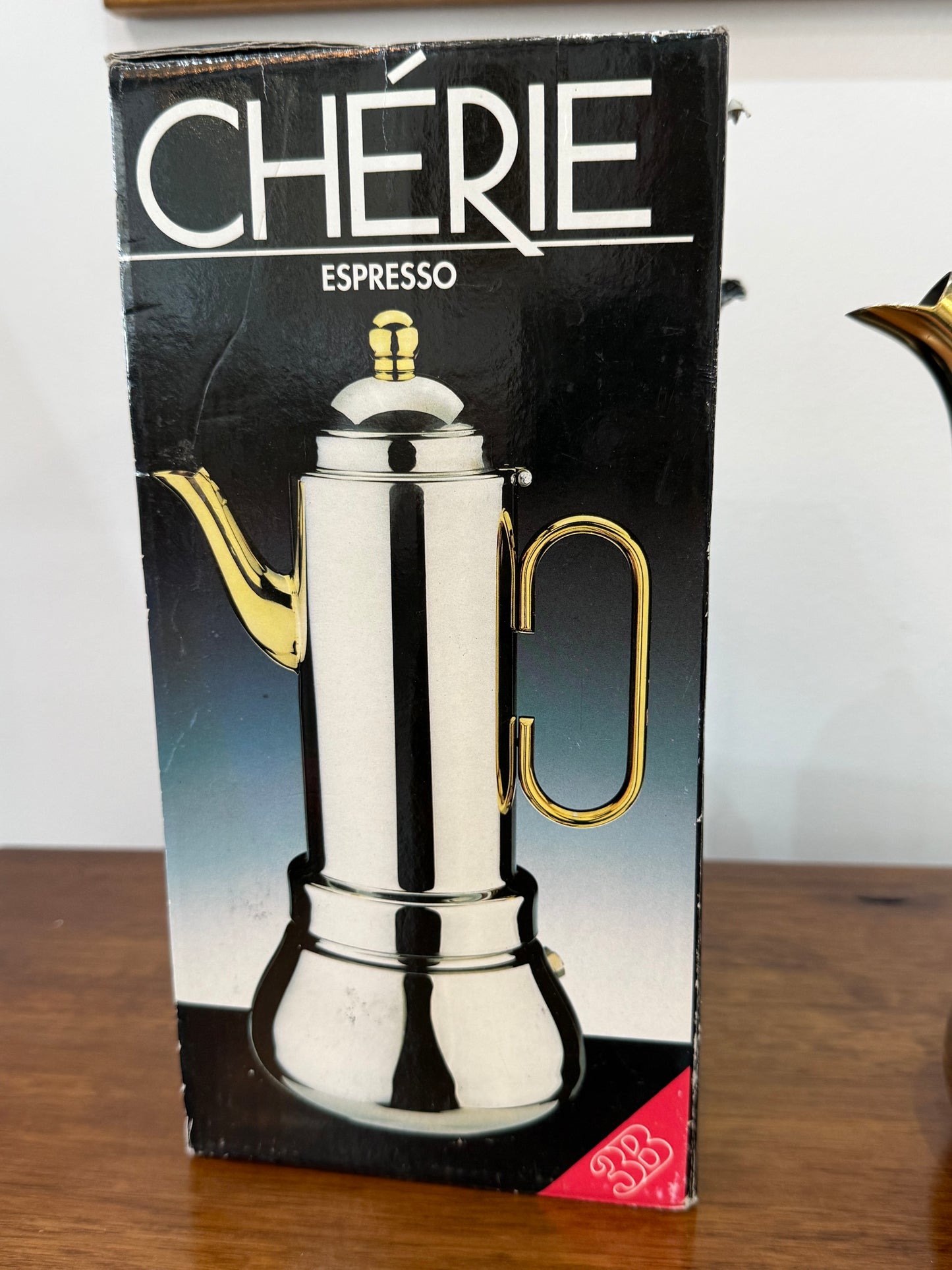 Cafetière espresso italienne CHÉRIE 12 tasses – Inox 18/10 et finitions or 24 Kt – Made in Italy – H. 29 cm