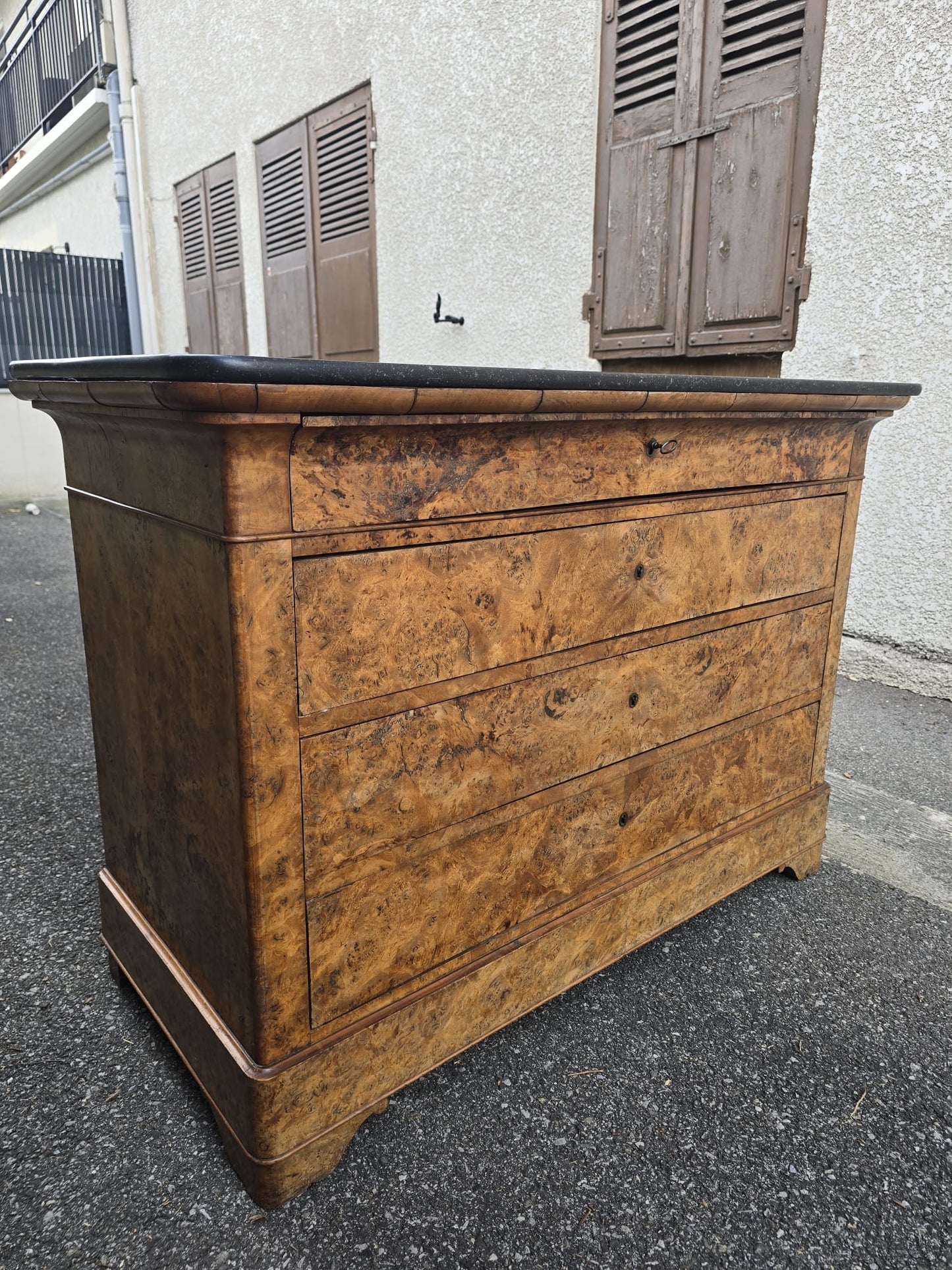 Commode d’époque Restauration en ronce de noyer et marbre noir – XIXᵉ siècle