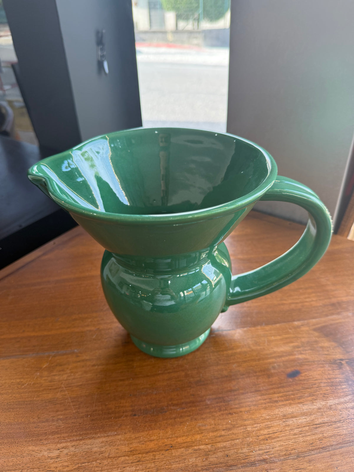 pichet / Pot à eau monumental en faïence émaillée verte – HB Quimper, période Art Déco