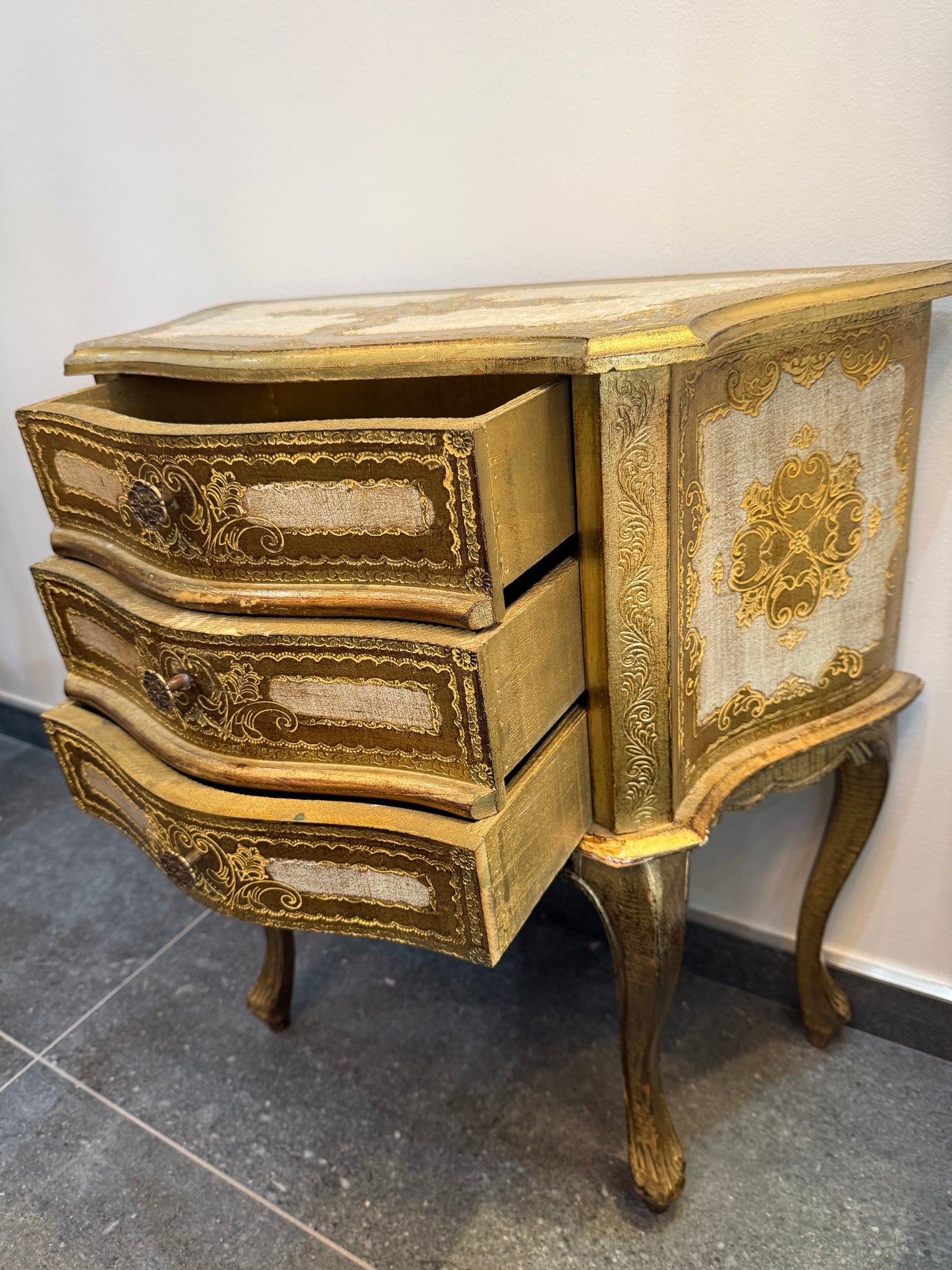 Petite commode galbée de style Louis XV en bois doré – 3 tiroirs