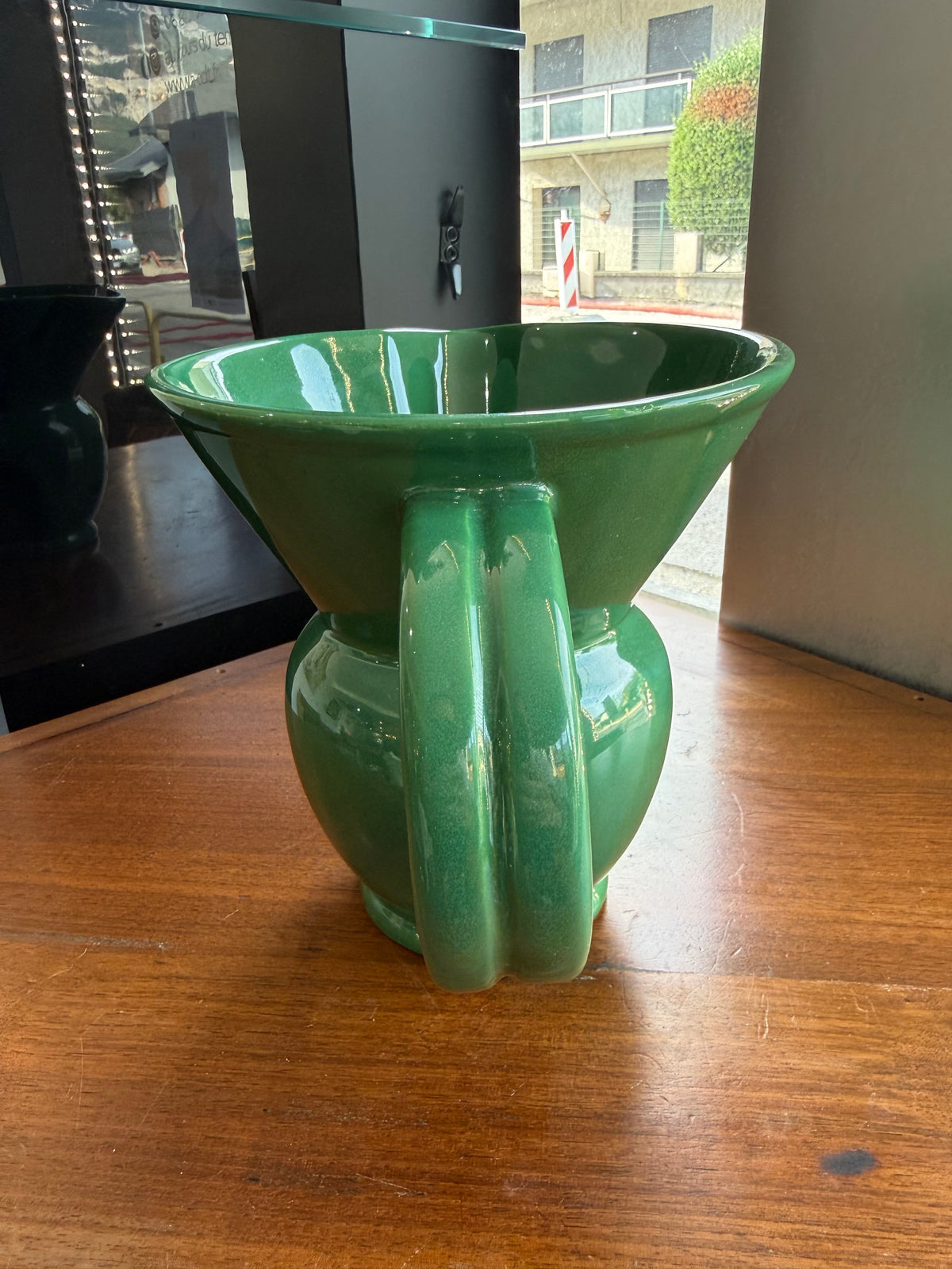 pichet / Pot à eau monumental en faïence émaillée verte – HB Quimper, période Art Déco
