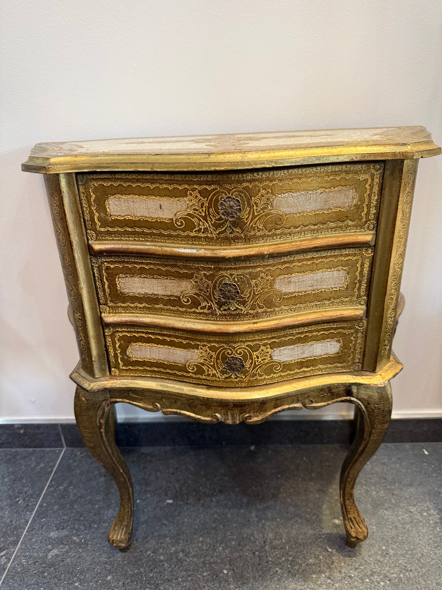 Petite commode galbée de style Louis XV en bois doré – 3 tiroirs