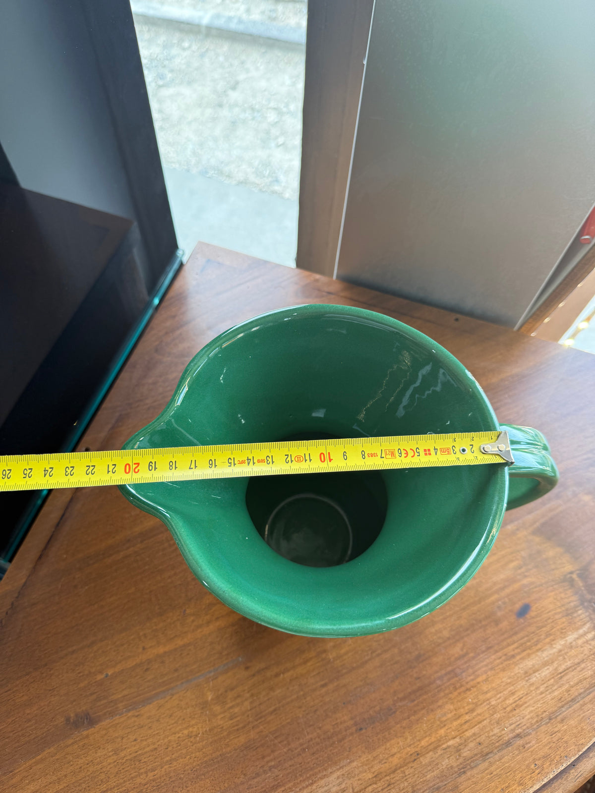 pichet / Pot à eau monumental en faïence émaillée verte – HB Quimper, période Art Déco