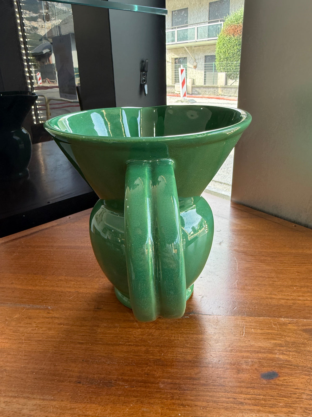 pichet / Pot à eau monumental en faïence émaillée verte – HB Quimper, période Art Déco