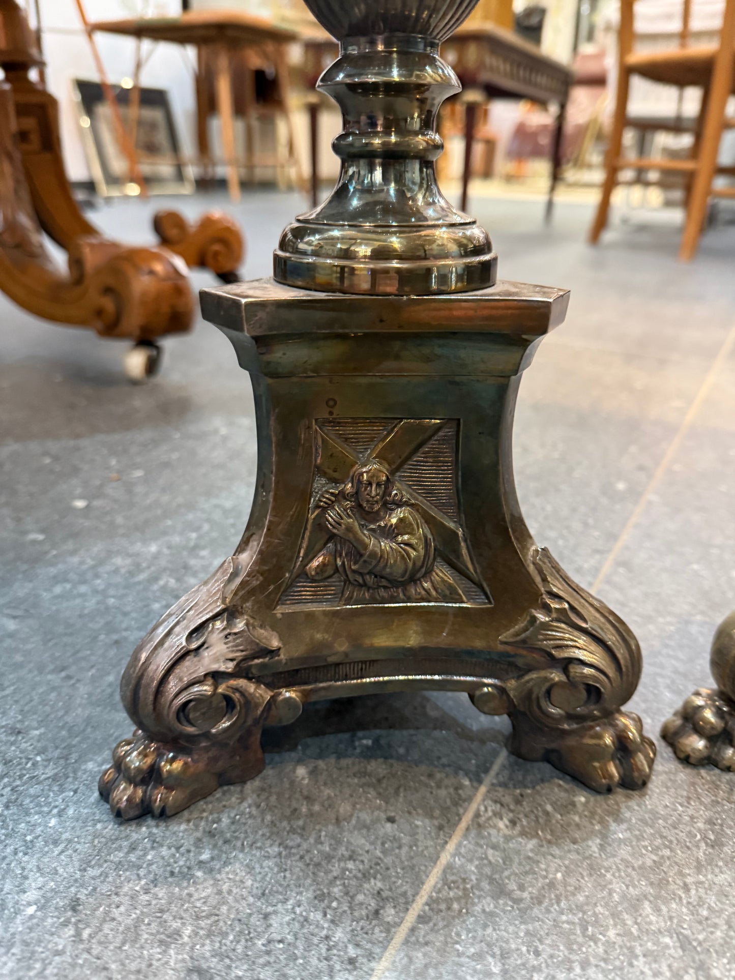 Paire de grands bougeoirs en métal argenté – Style classique – XXe siècle