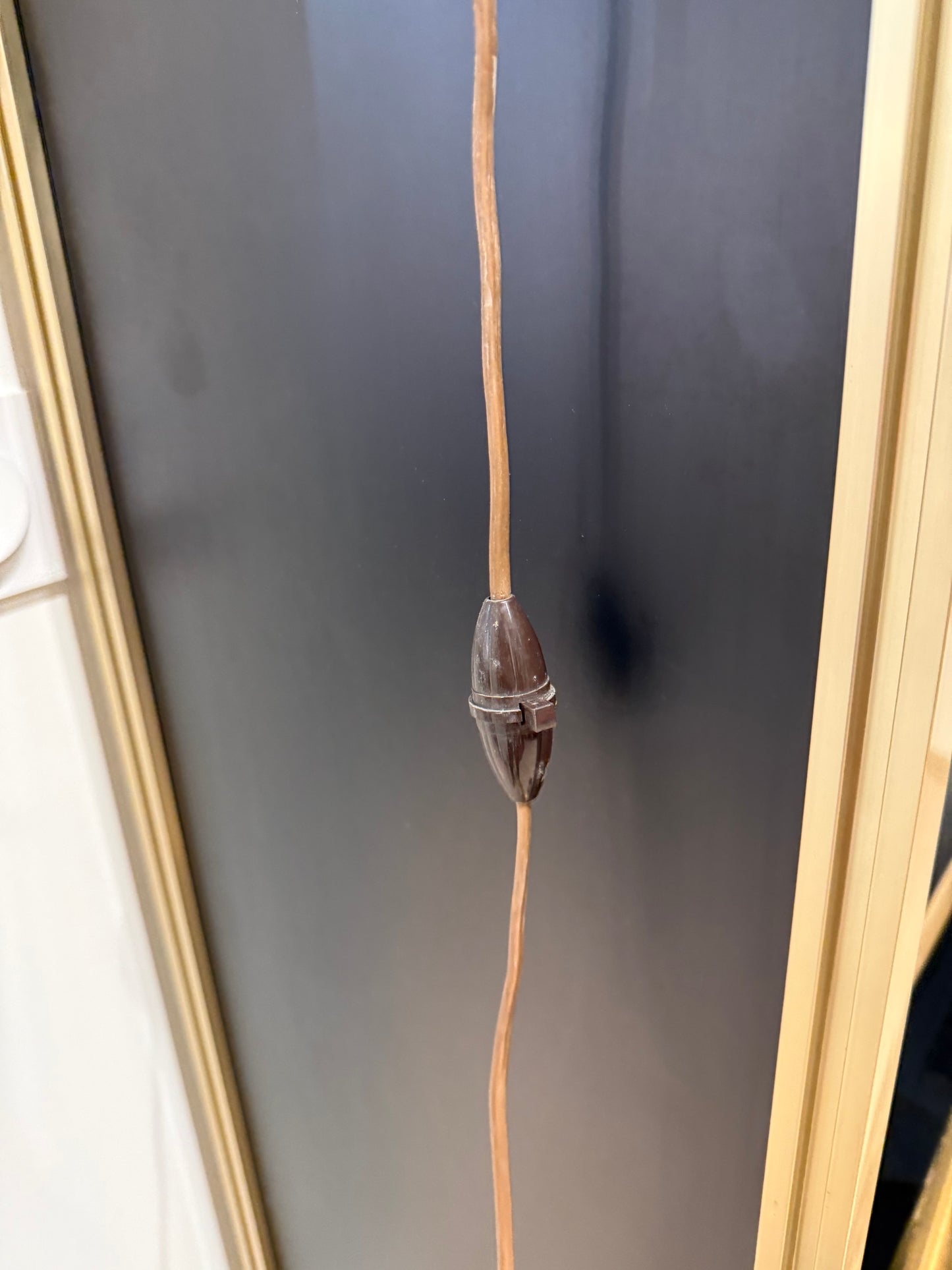 Lampe de table LE TANNEUR en cuir bordeaux – Design français – 65 cm