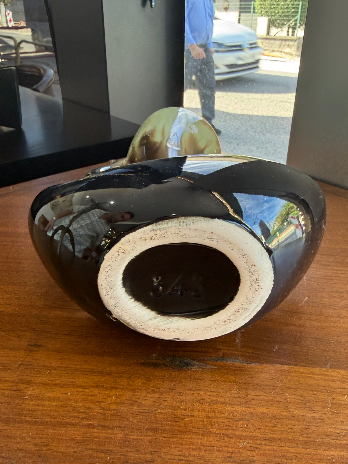 Vase sculpture céramique vintage à anses ajourées – Émail flammé vert & noir (c. 1950–1960, Numéroté 343)