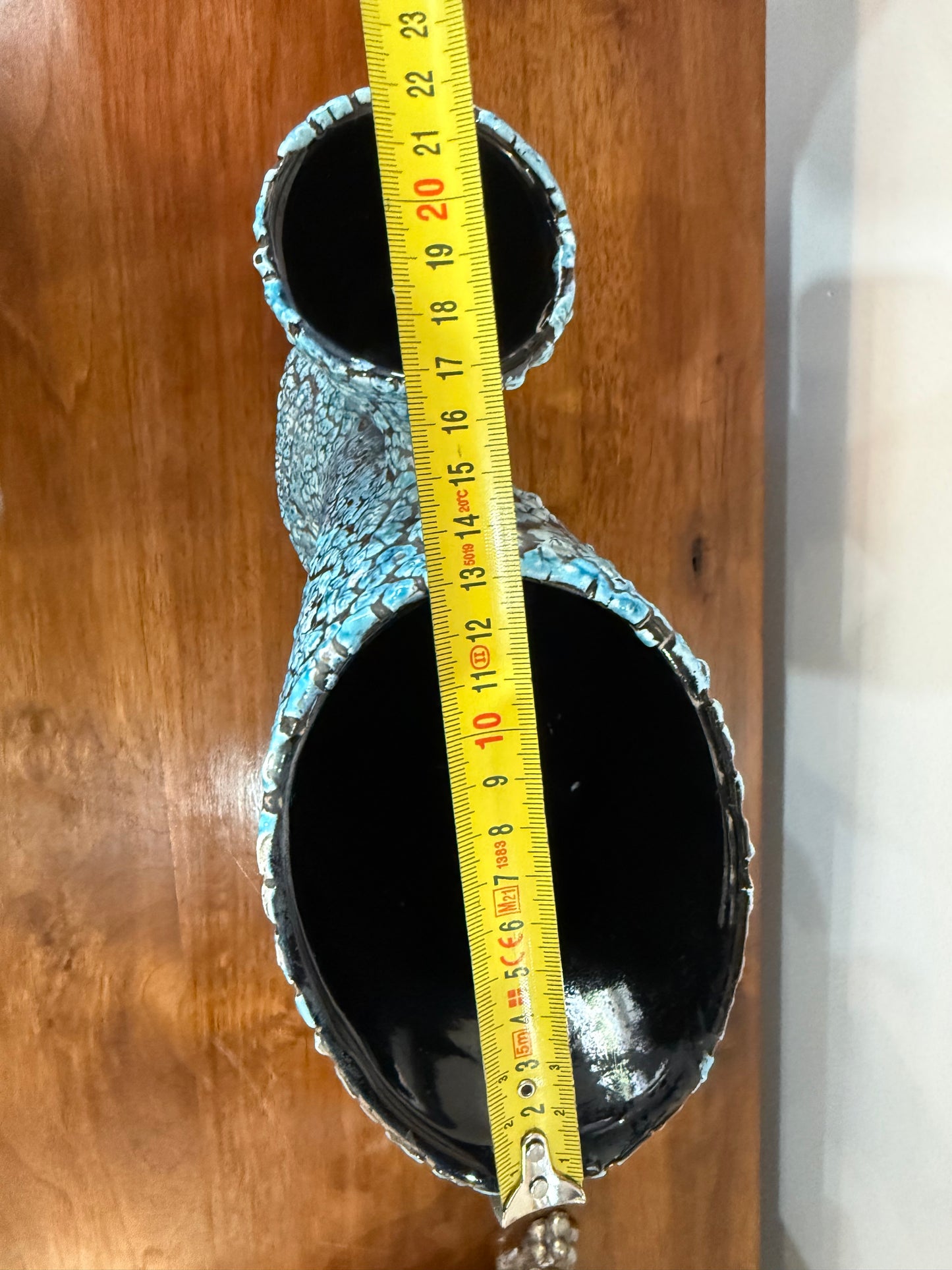 Grand vase sculptural céramique émaillée texturée bleu turquoise et noir – Double cornet – H. 31 cm