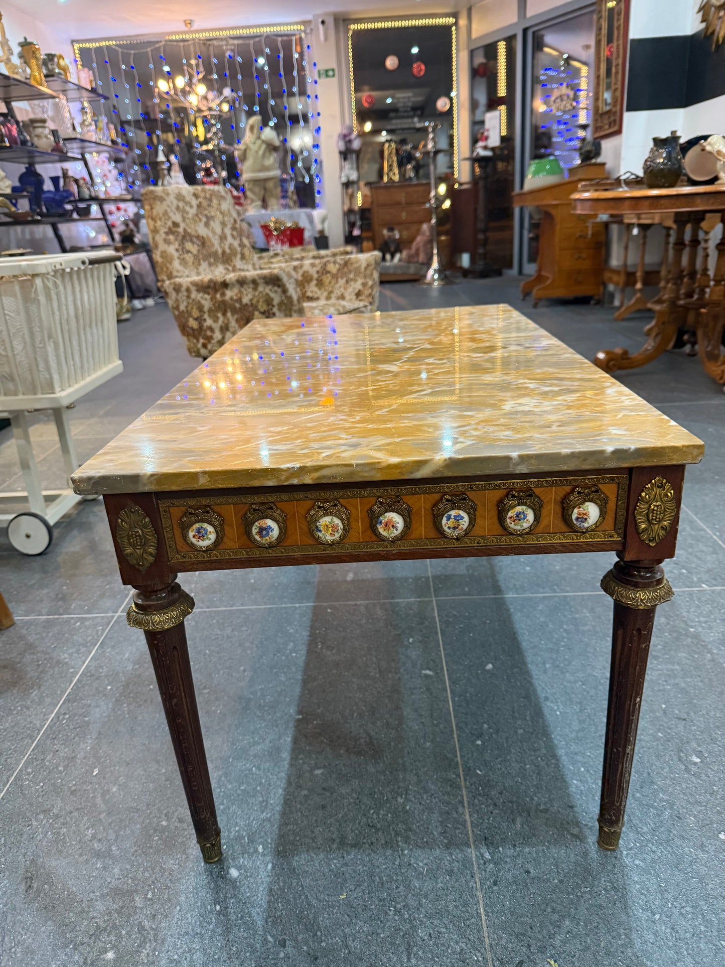 Table basse de style Louis XVI à dessus de marbre et médaillons en porcelaine - bronze