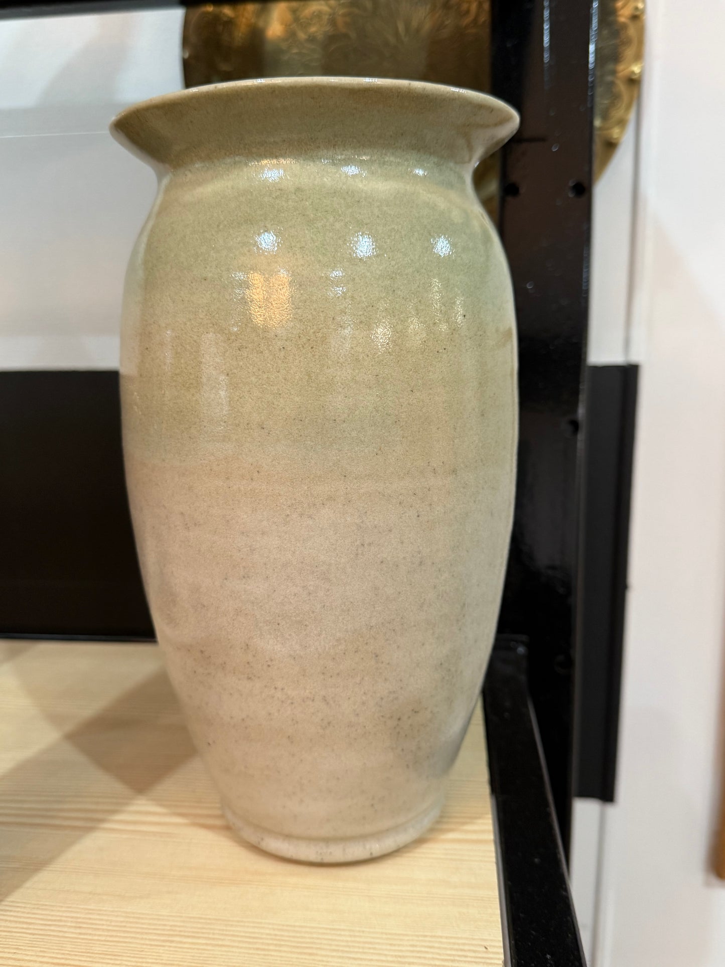 Vase en grès émaillé – Tons vert céladon – Travail artisanal – Années 1960–1970