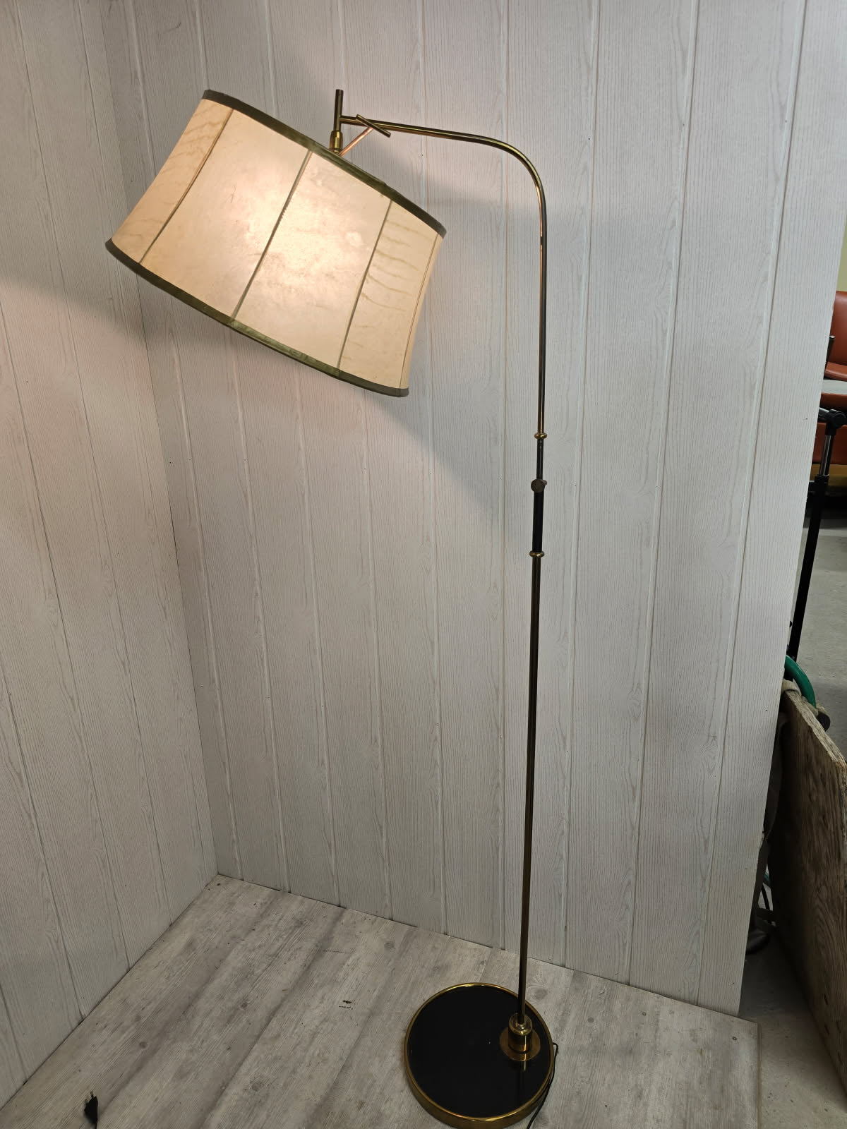 Lampadaire pendulaire Maison Lunel – Années 50 – Abat-jour en vessie de porc