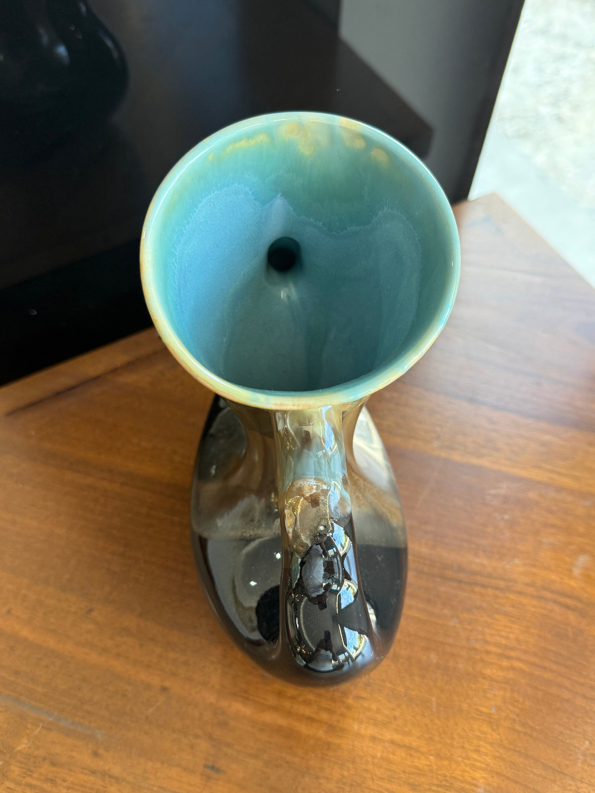 Vase sculpture céramique vintage à anses ajourées – Émail flammé vert & noir (c. 1950–1960, Numéroté 343)