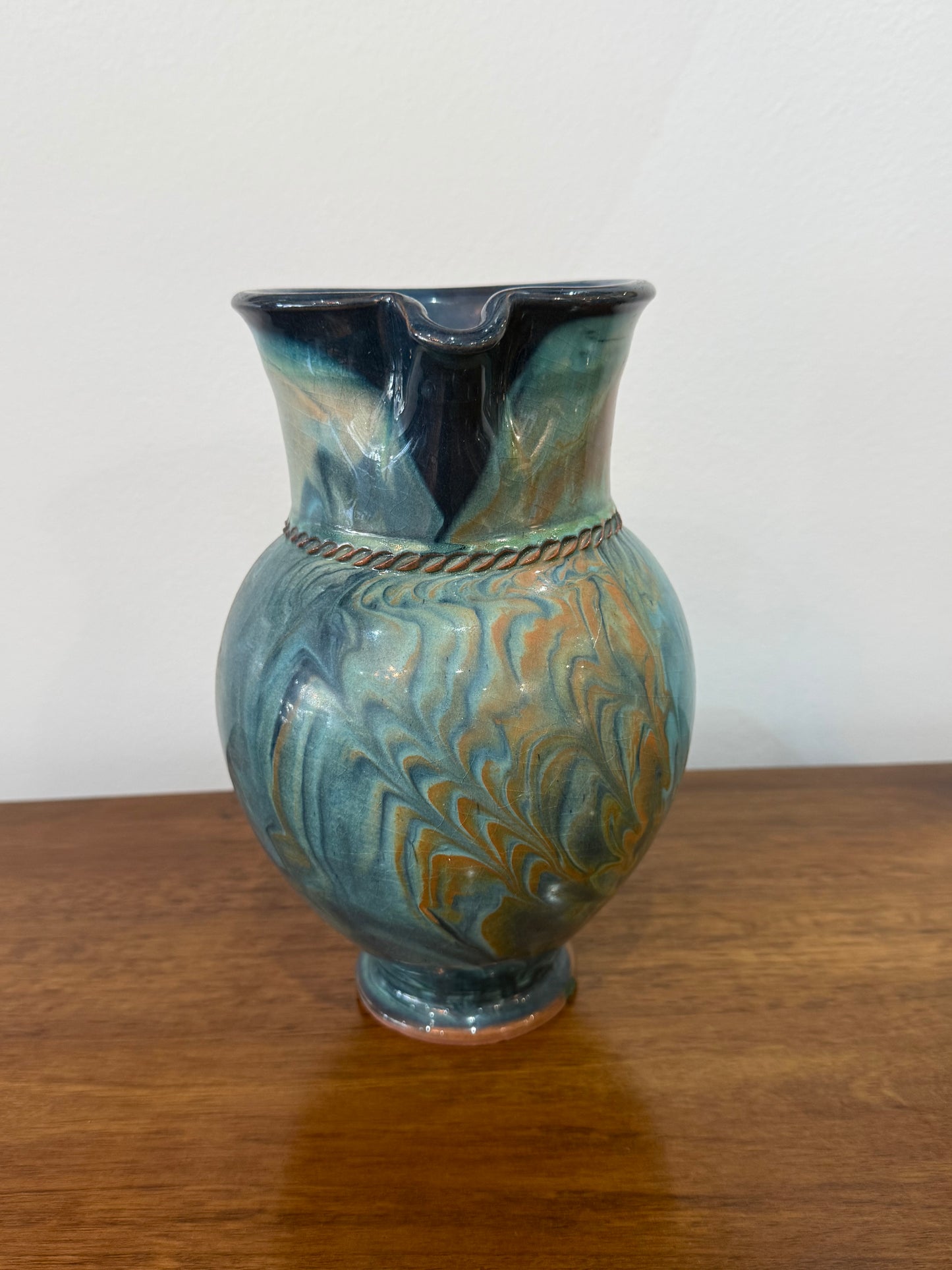 Pichet / Vase en céramique flammée signé – Décor marbré bleu et ocre – H. 24 cm
