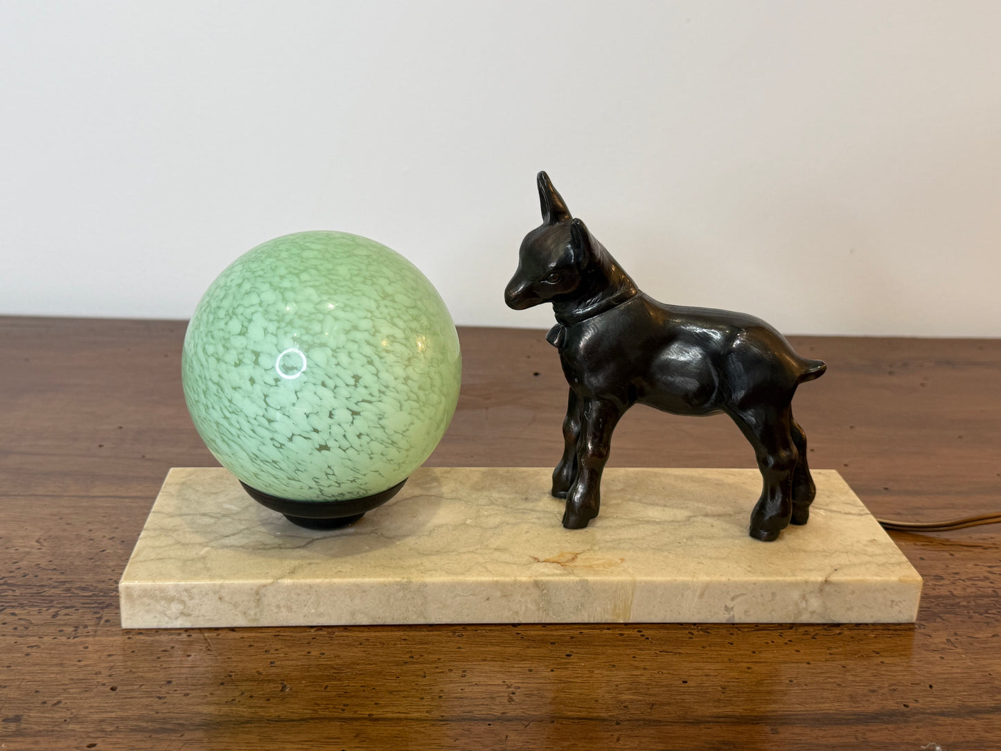 Lampe Art Déco “Faon” en régule et globe en verre – Socle en marbre