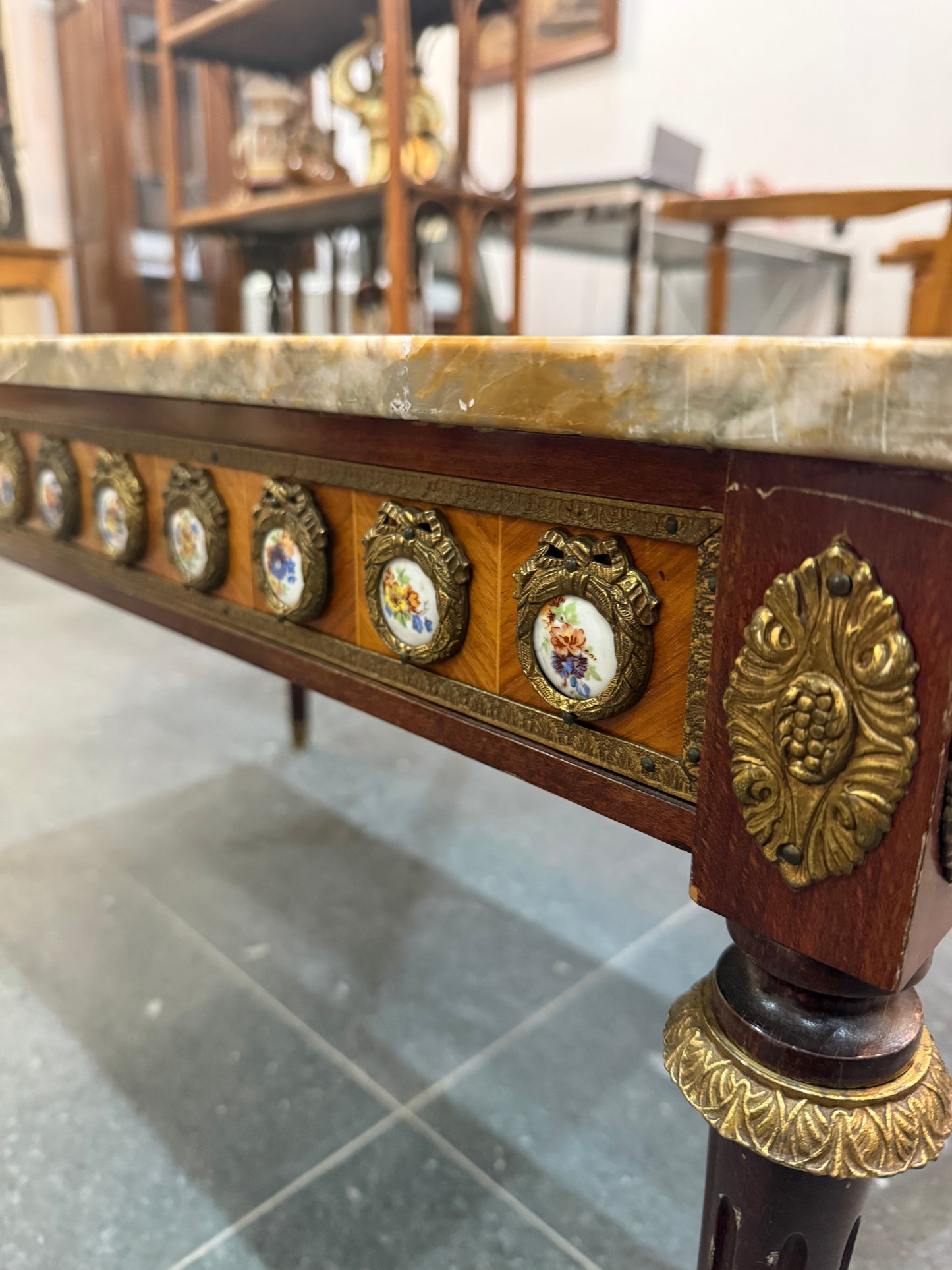 Table basse de style Louis XVI à dessus de marbre et médaillons en porcelaine - bronze