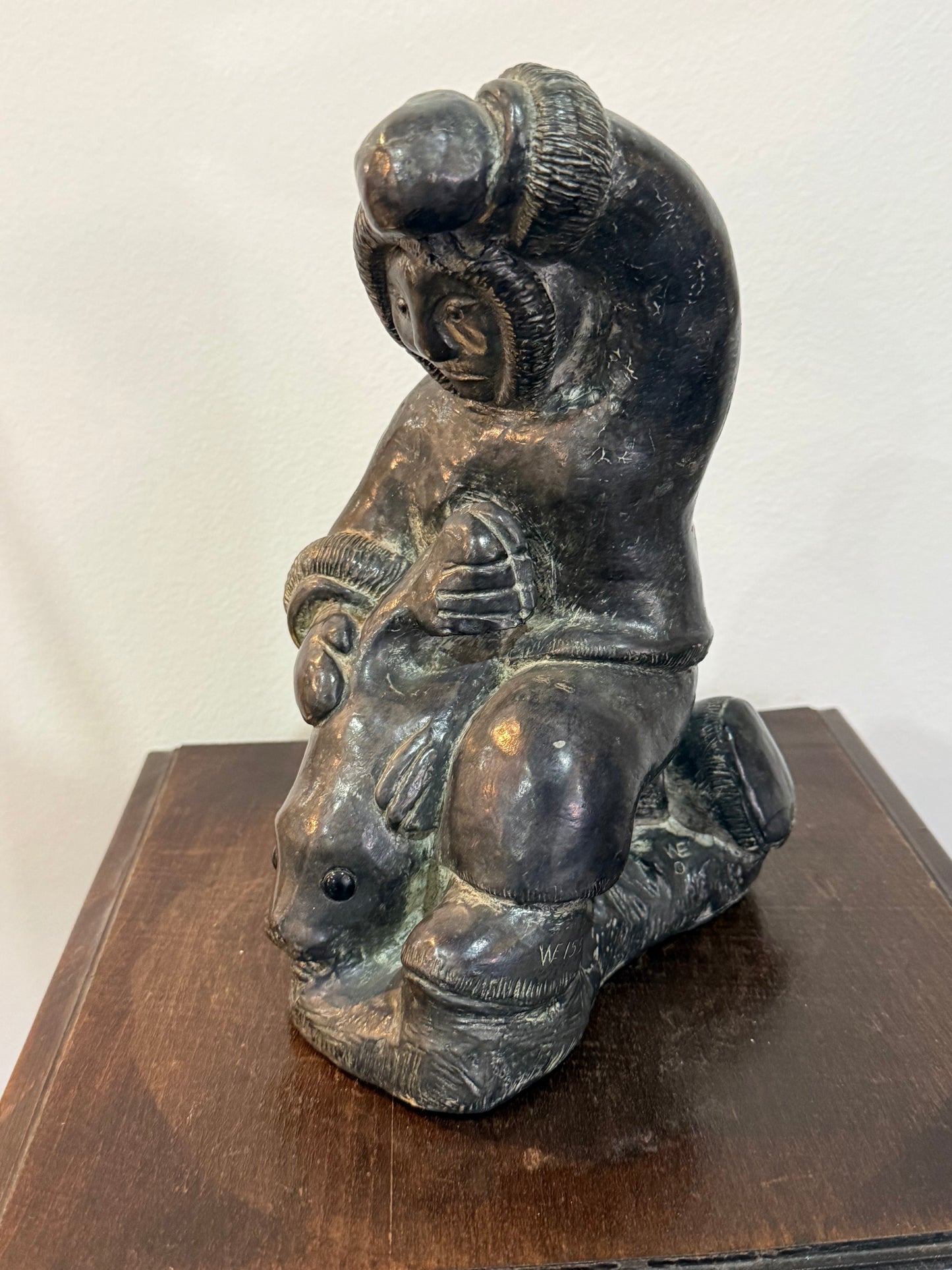 Sculpture Inuit “Chasseur et Phoque” – Wolf Original – Fait main au Canada