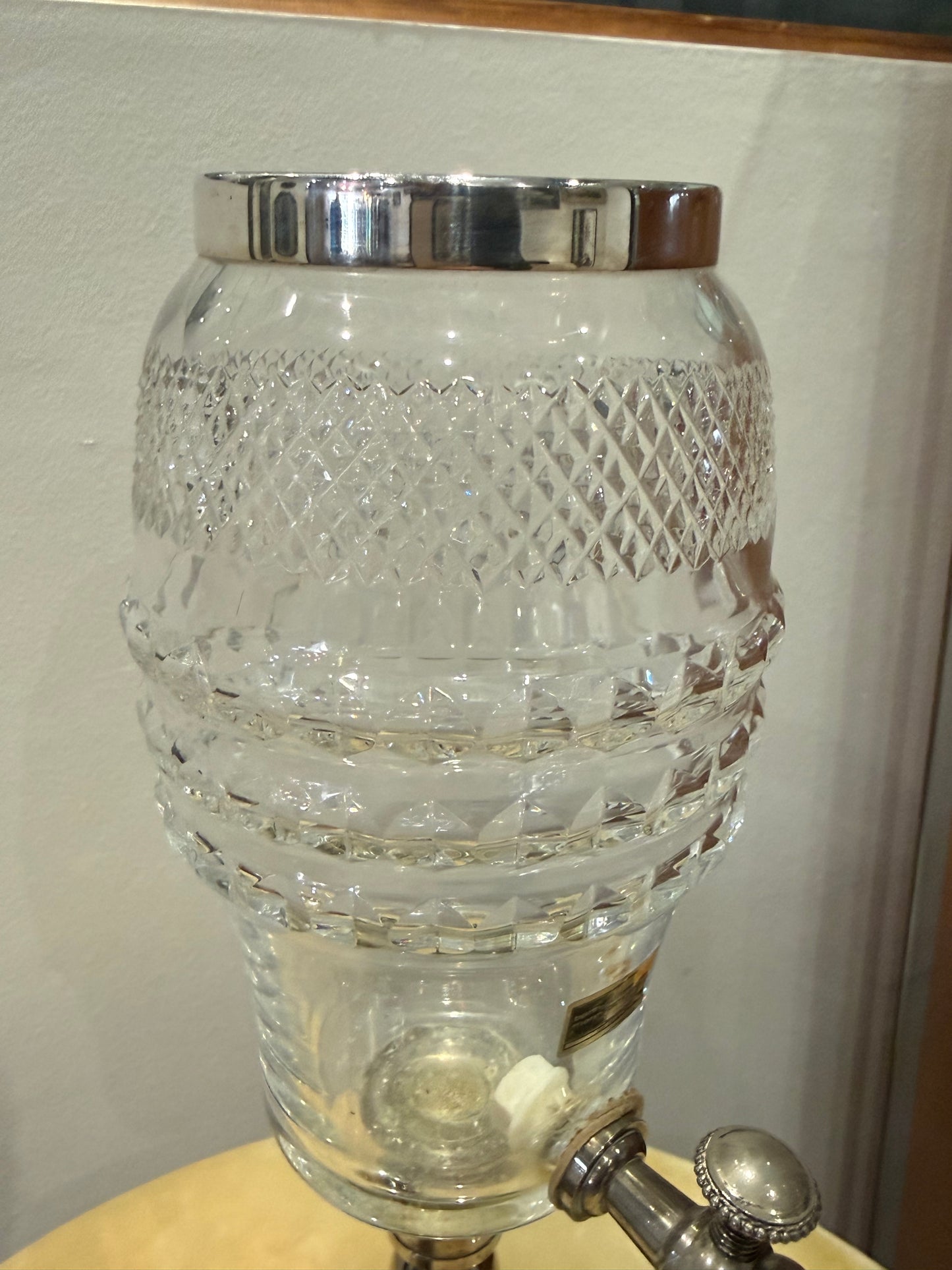 Fontaine à absinthe en cristal taillé et métal argenté – Barthmann