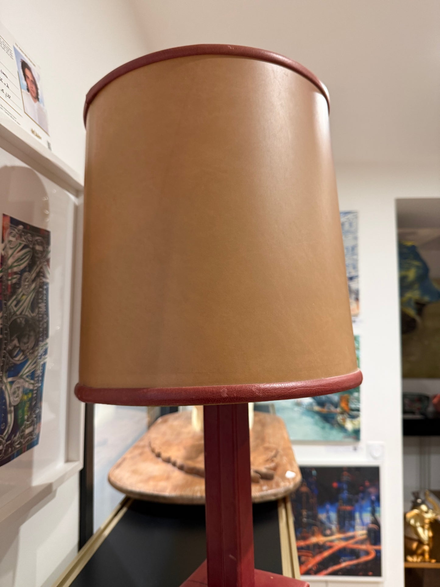 Lampe de table LE TANNEUR en cuir bordeaux – Design français – 65 cm