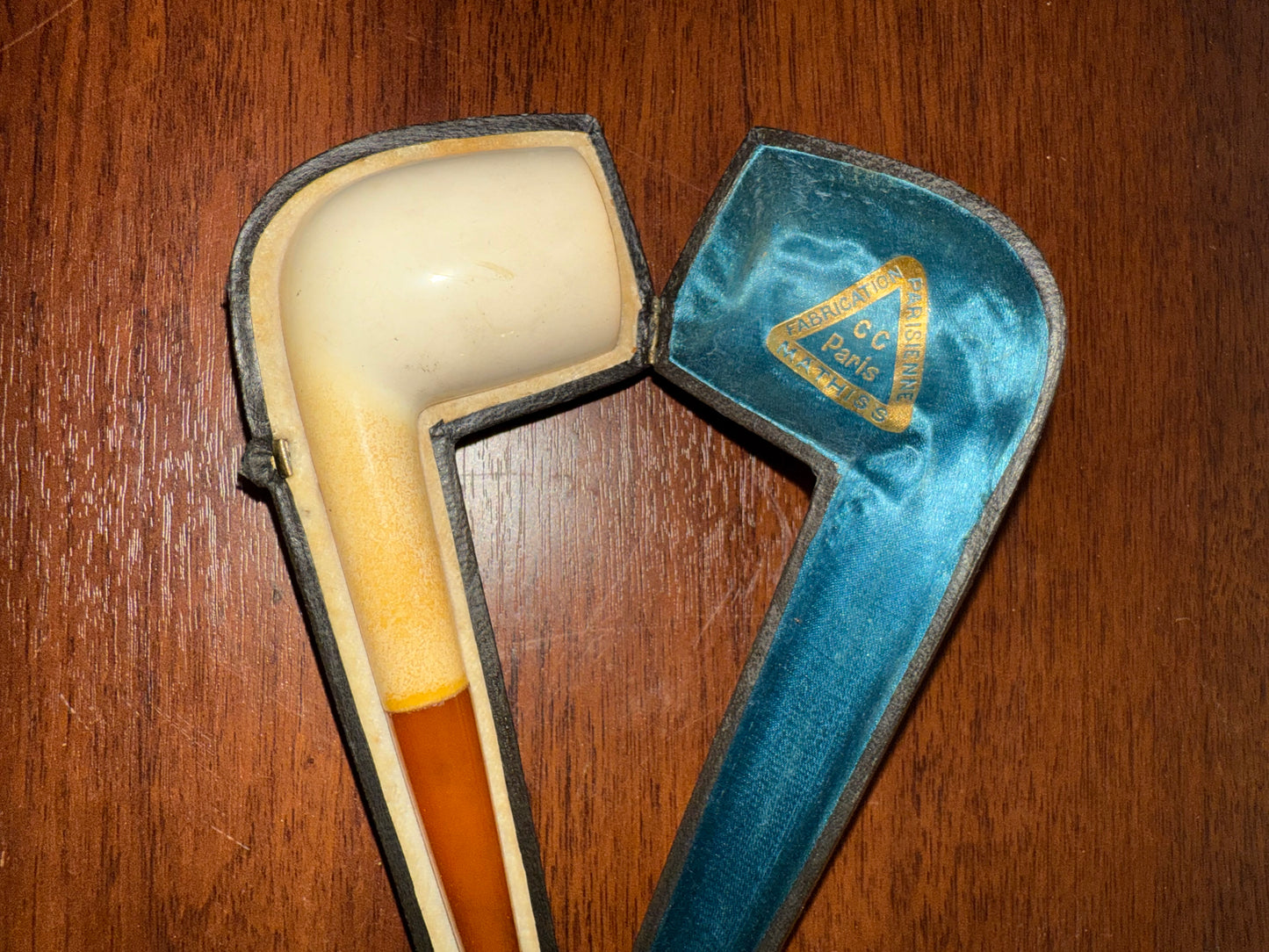 Pipe en écume de mer dans son écrin d’origine estampillée “Fabrication Parisienne C.C. Paris”.
