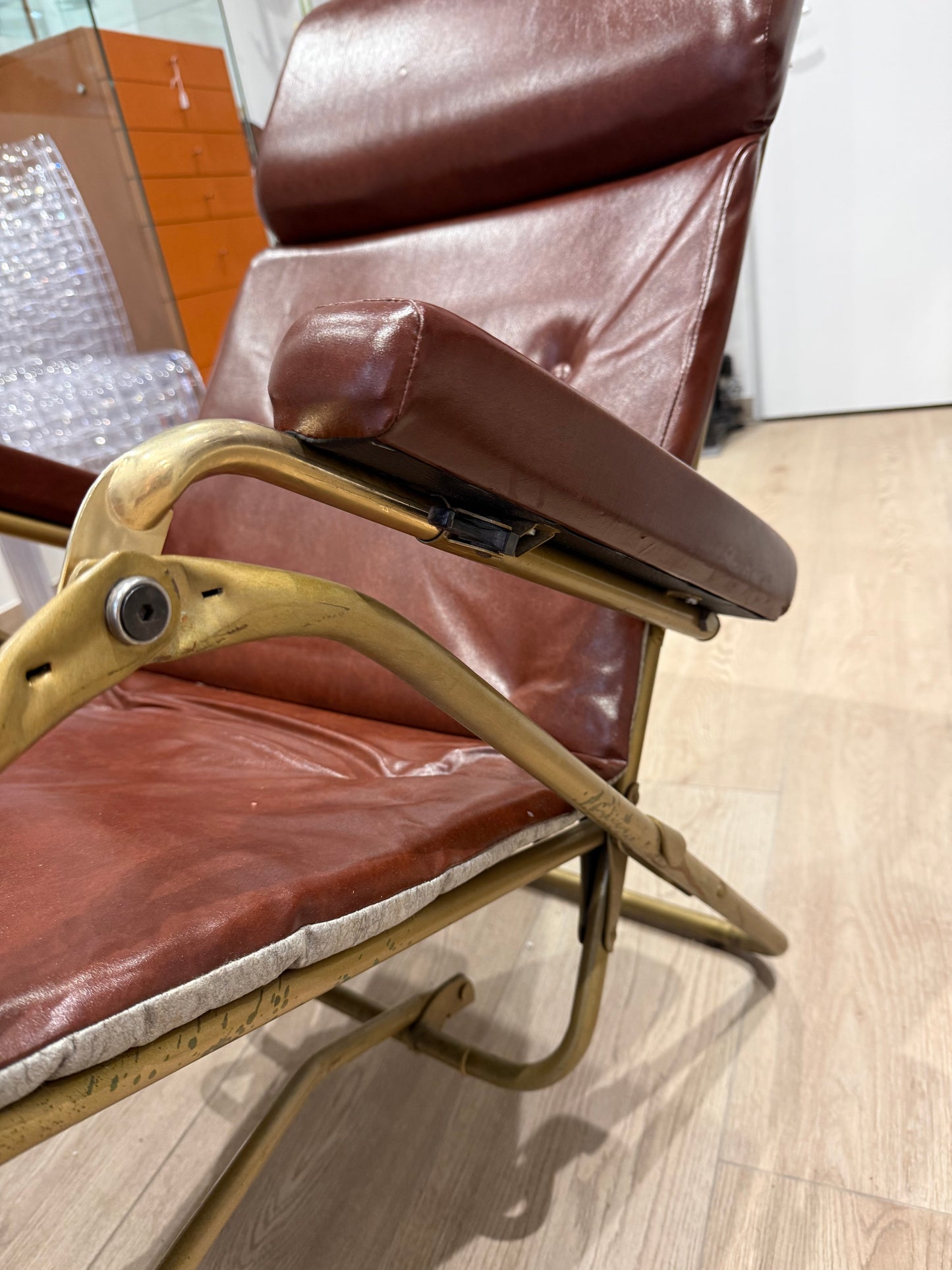 Fauteuil relax inclinable LAMA en cuir marron et structure tubulaire – Italie – Années 1960/1970