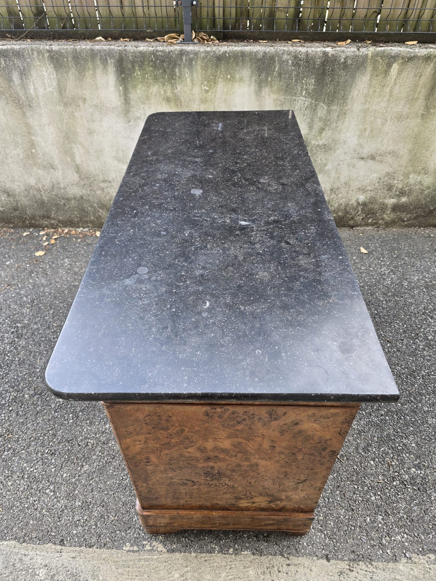 Commode d’époque Restauration en ronce de noyer et marbre noir – XIXᵉ siècle