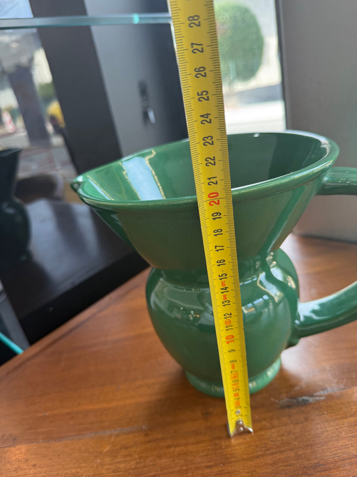 pichet / Pot à eau monumental en faïence émaillée verte – HB Quimper, période Art Déco
