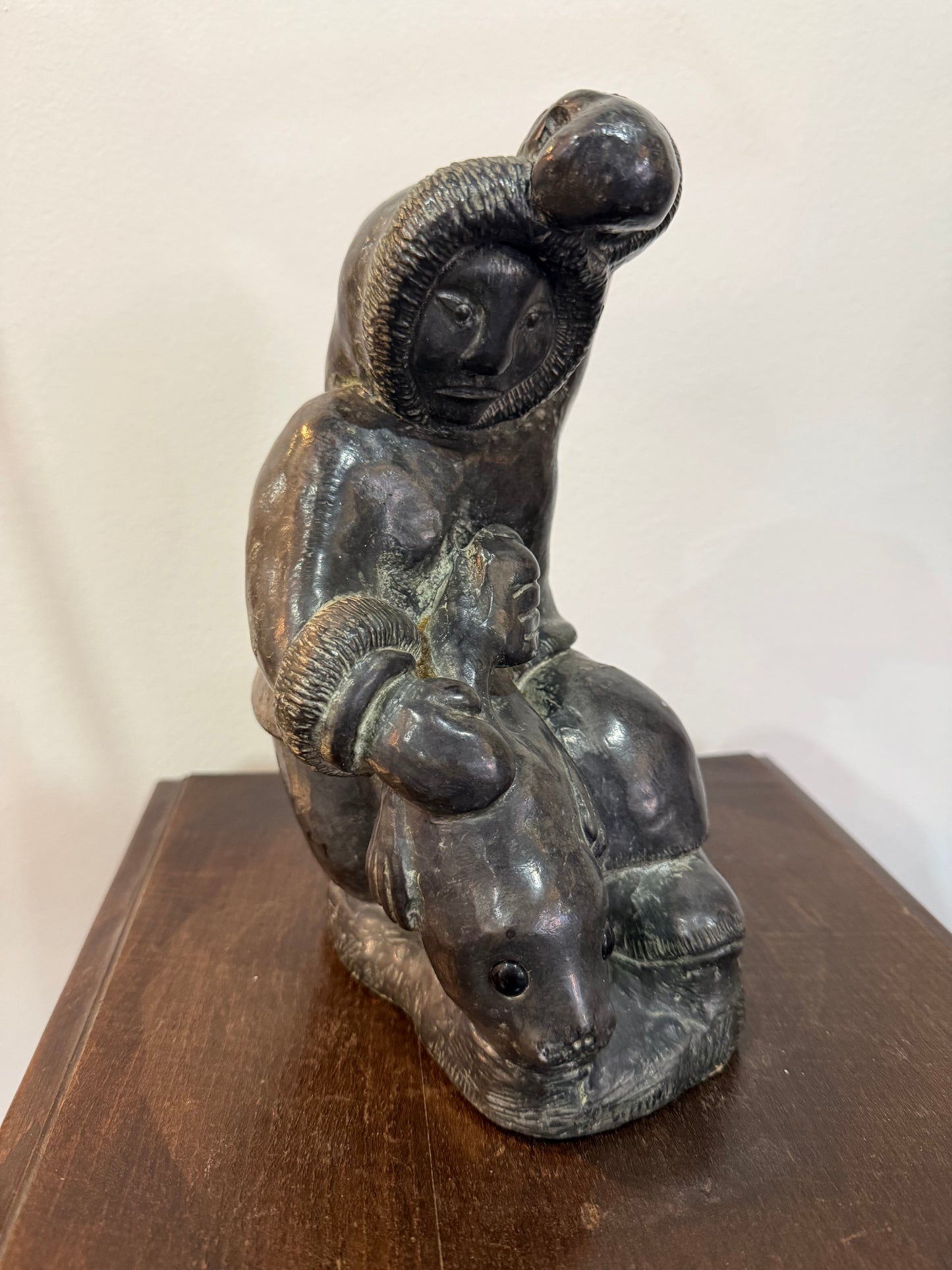 Sculpture Inuit “Chasseur et Phoque” – Wolf Original – Fait main au Canada