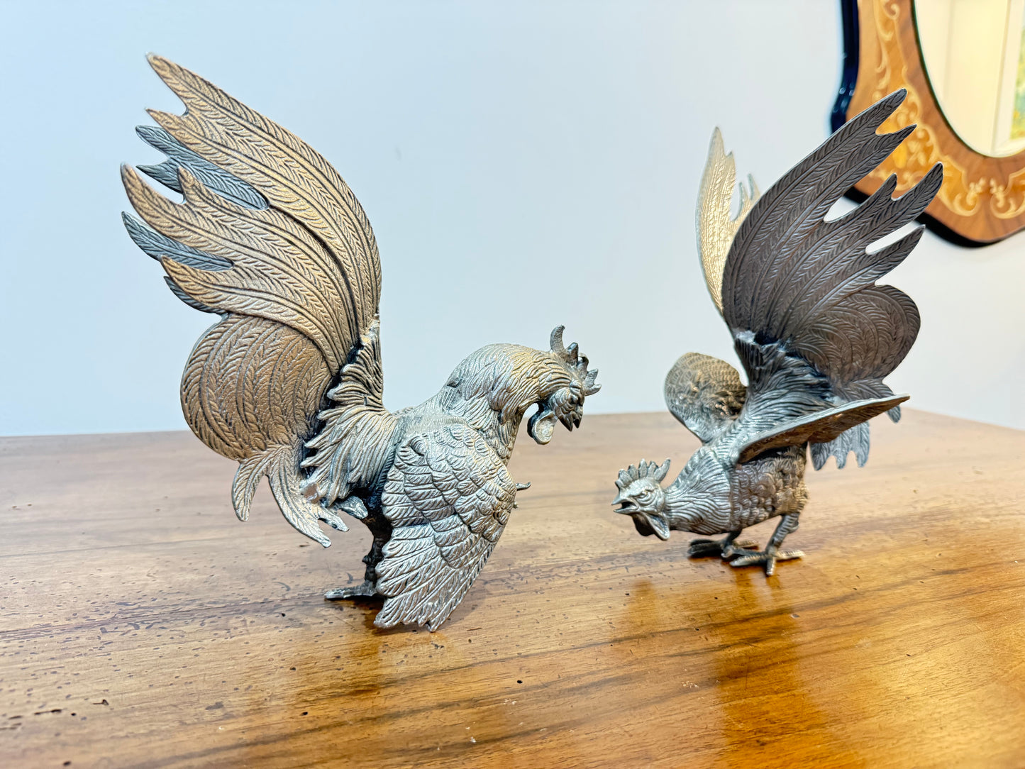 Paire de coqs décoratifs en métal argenté – Style Art Déco