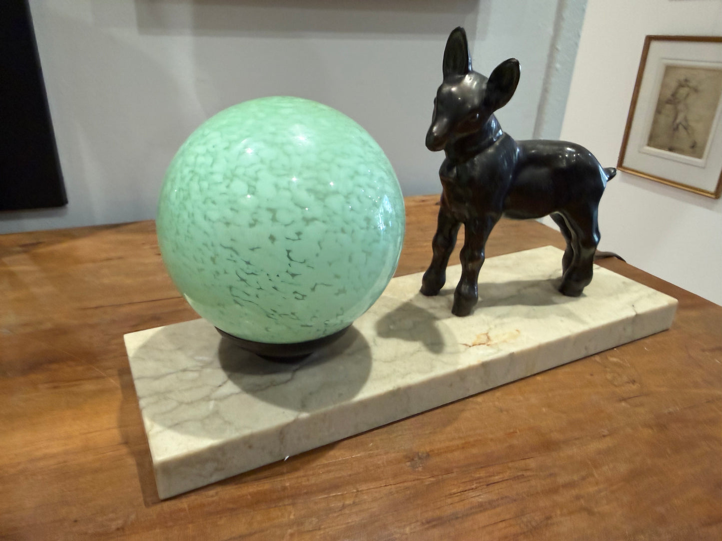 Lampe Art Déco “Faon” en régule et globe en verre – Socle en marbre