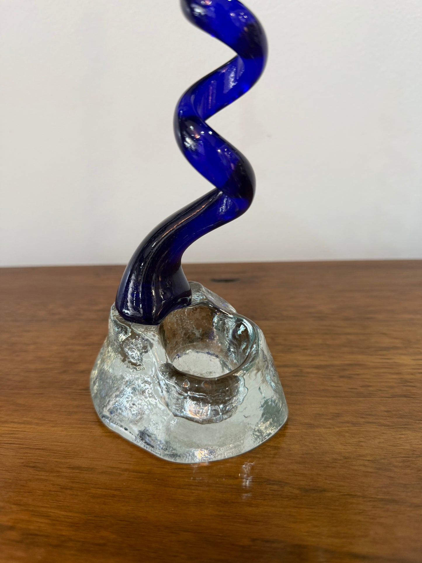 Sculpture / Soliflore en verre soufflé bleu cobalt signé – Travail artistique vintage – H. 32 cm