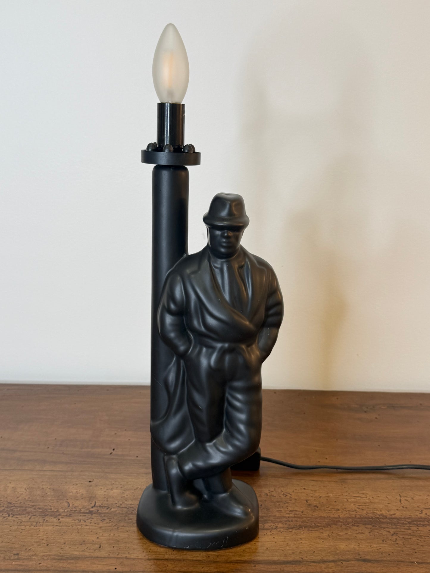 Lampe de table Art Déco en céramique noire – Personnage stylisé – 50 cm