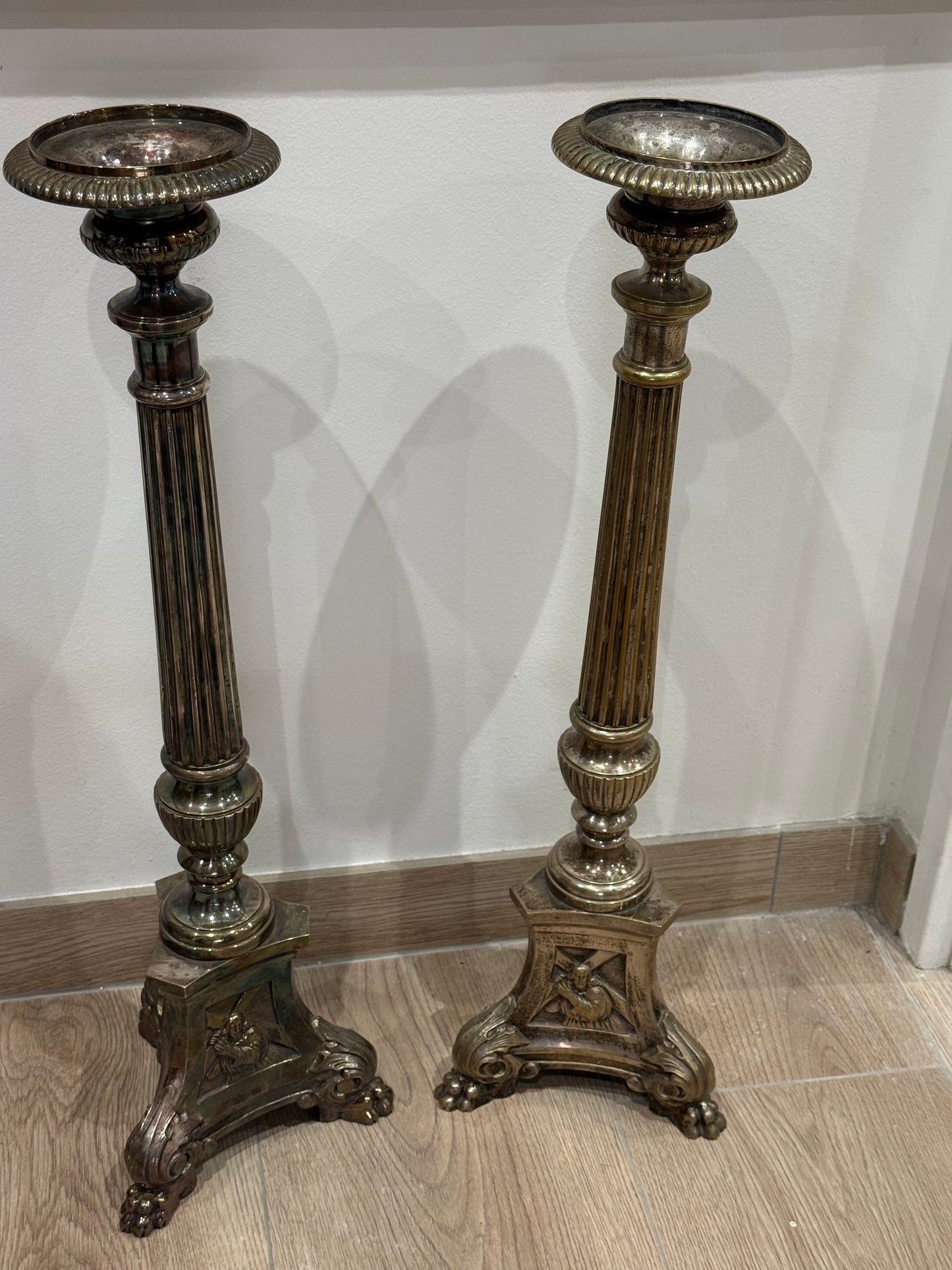 Paire de grands bougeoirs en métal argenté – Style classique – XXe siècle