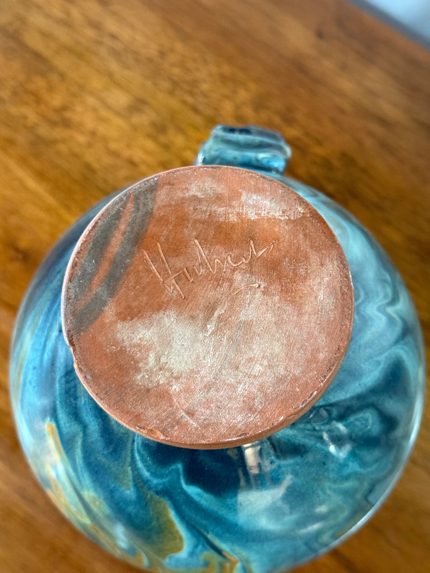 Pichet / Vase en céramique flammée signé – Décor marbré bleu et ocre – H. 24 cm
