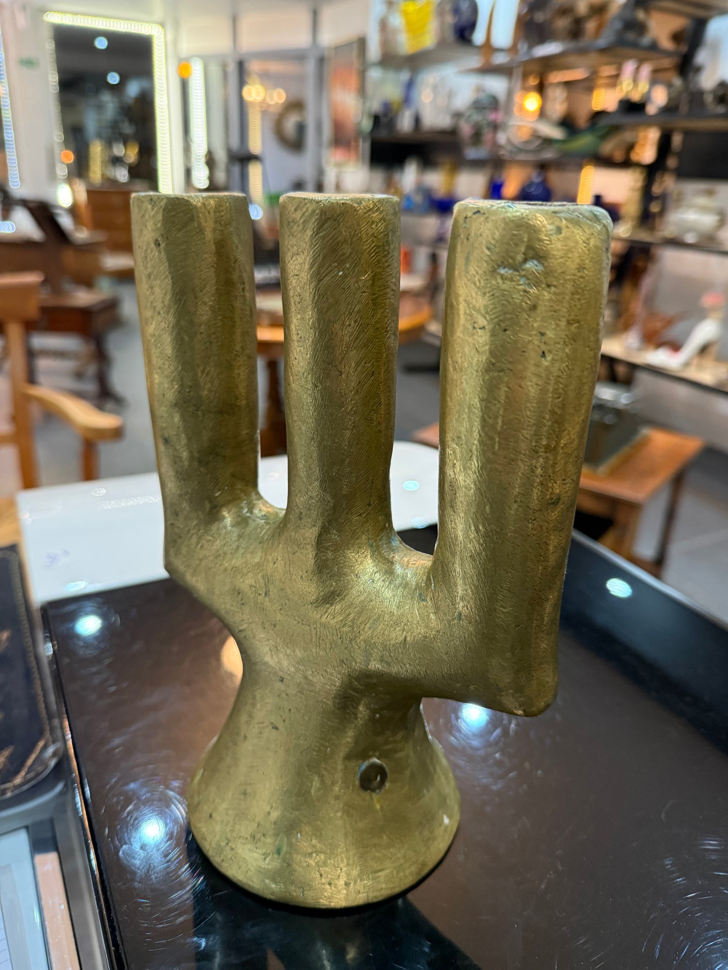 Chandelier artisanal en laiton massif – Pièce unique – Tchad