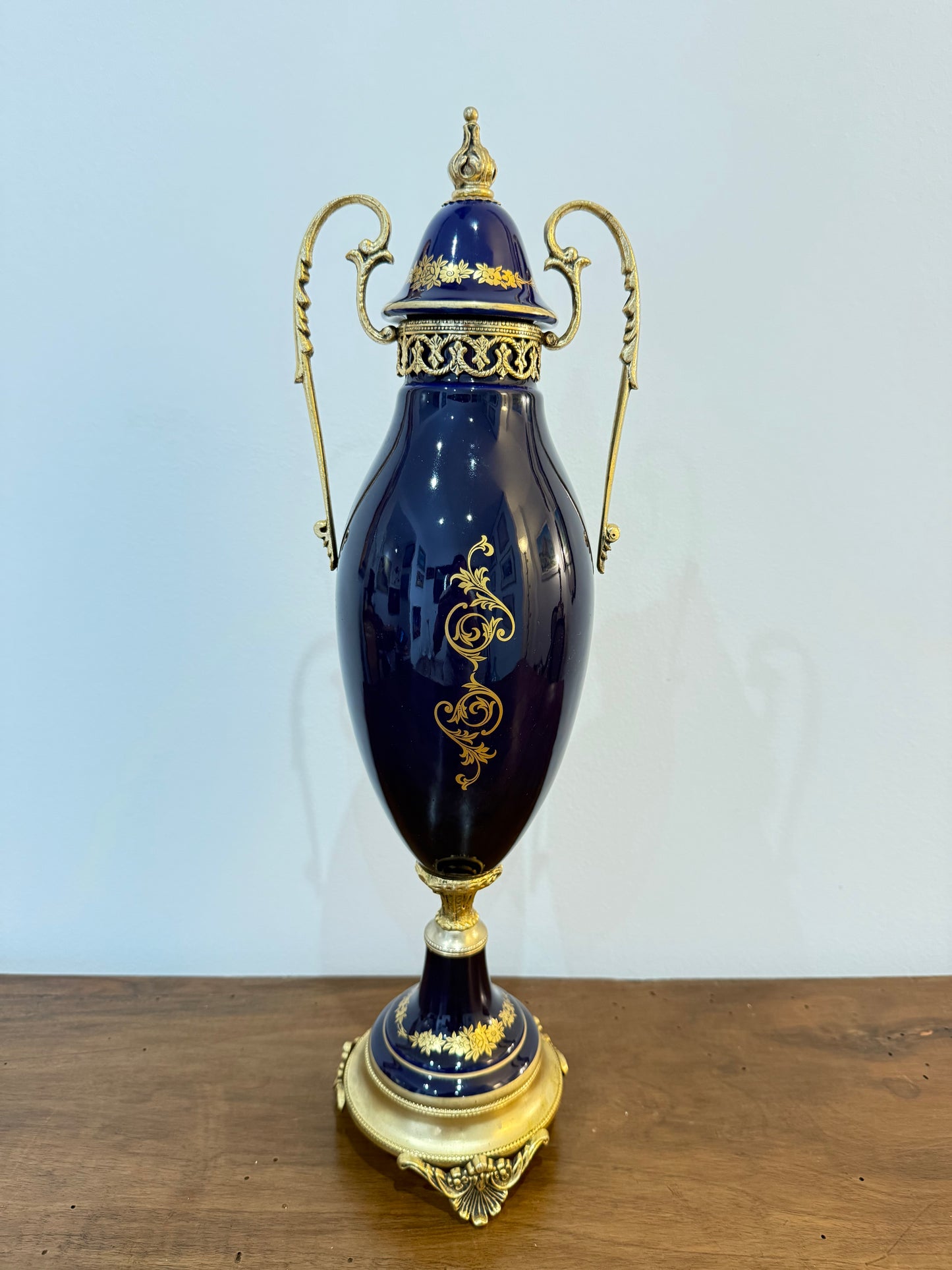 Grand vase couvert en porcelaine bleu cobalt de style Sèvres – Décor romantique – 47 cm