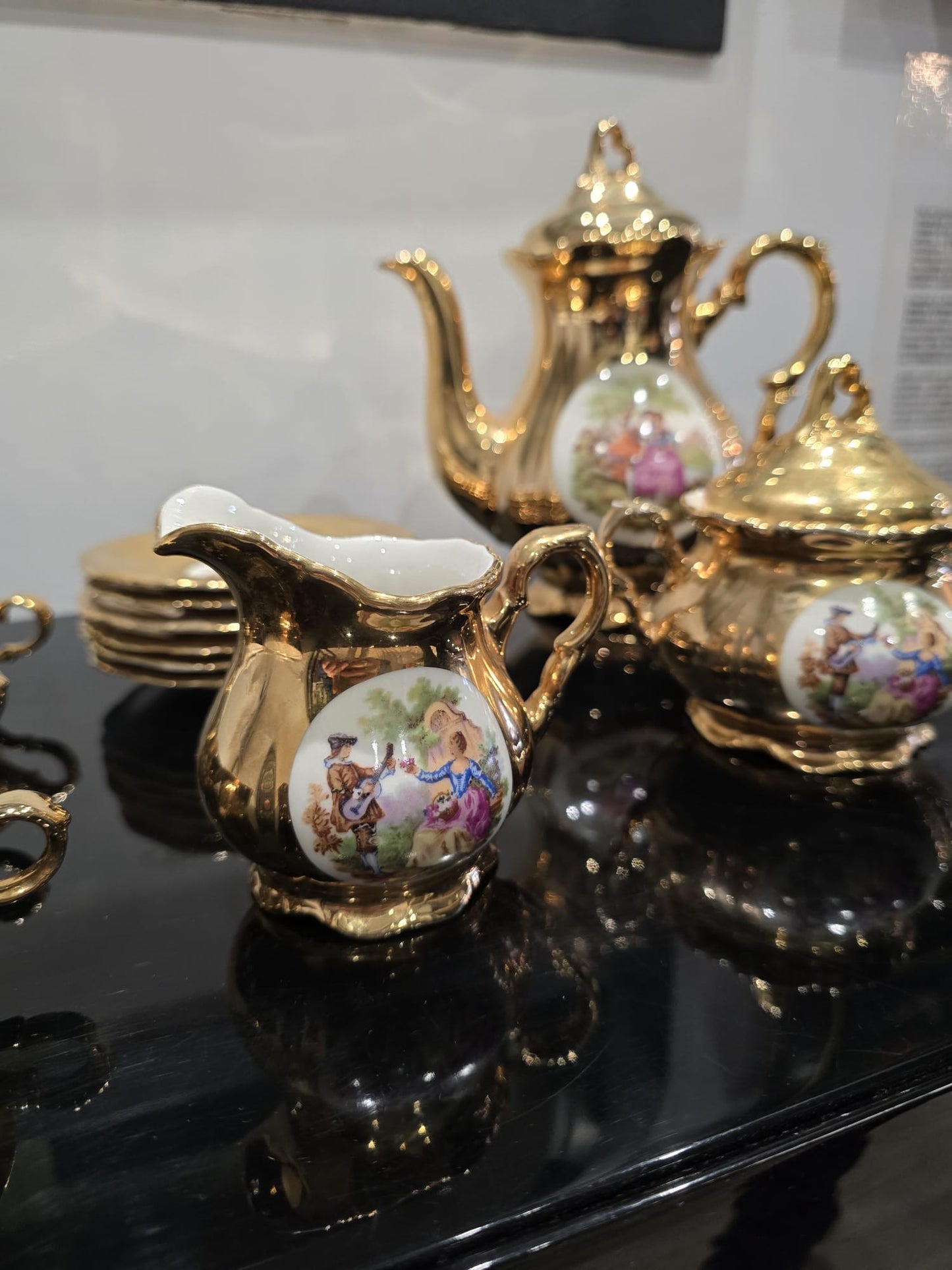 Service à café ancien en porcelaine dorée – Bavaria – Scènes galantes
