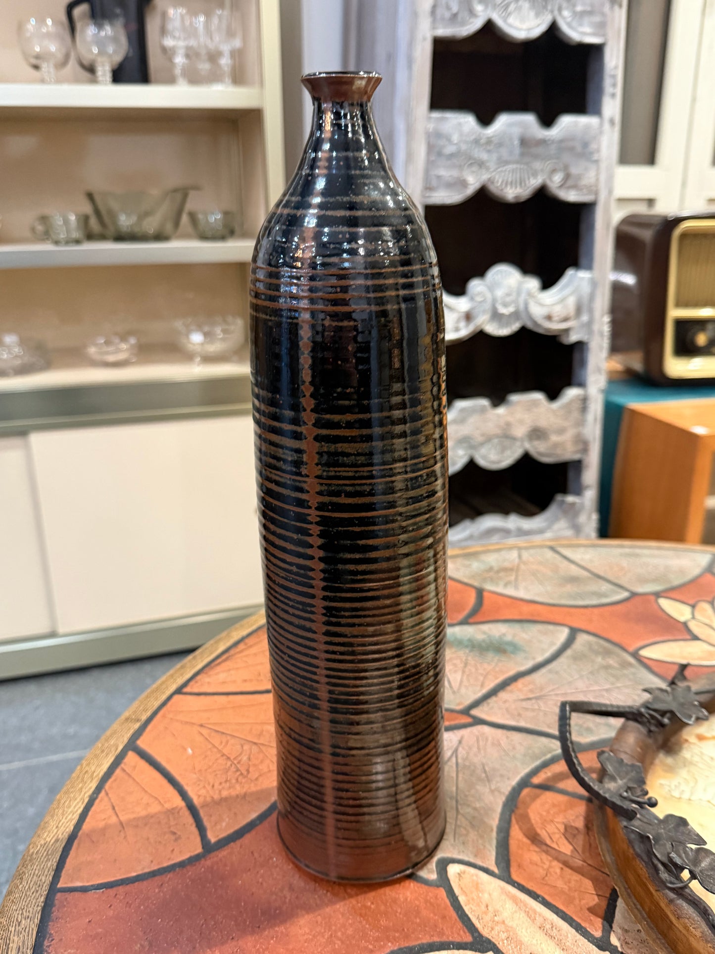 Vase en grès émaillé strié – Tons brun et noir – Travail artisanal – Années 1970