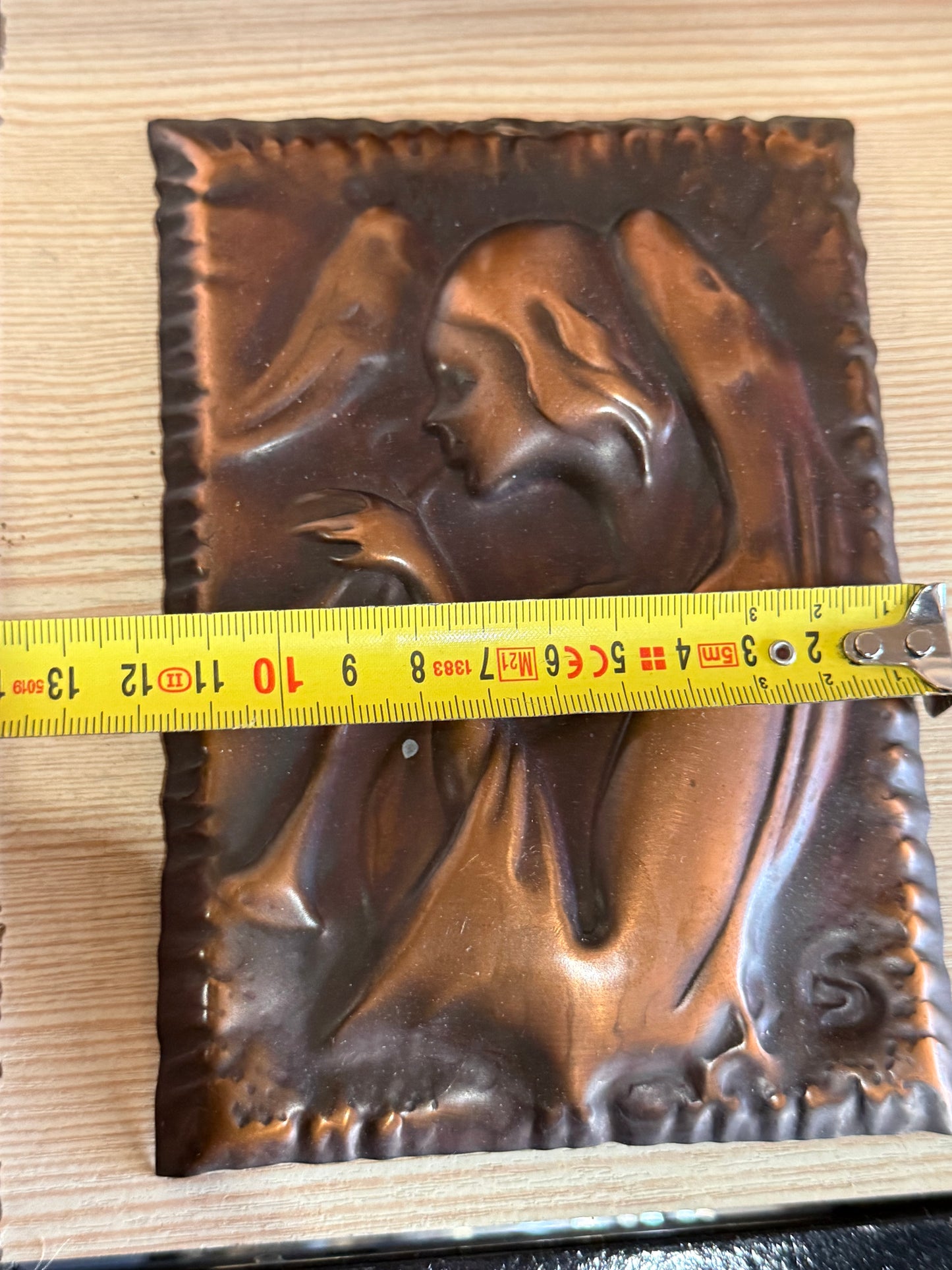 Plaque murale en cuivre repoussé – Laurana, Italie – Figure féminine Art Nouveau