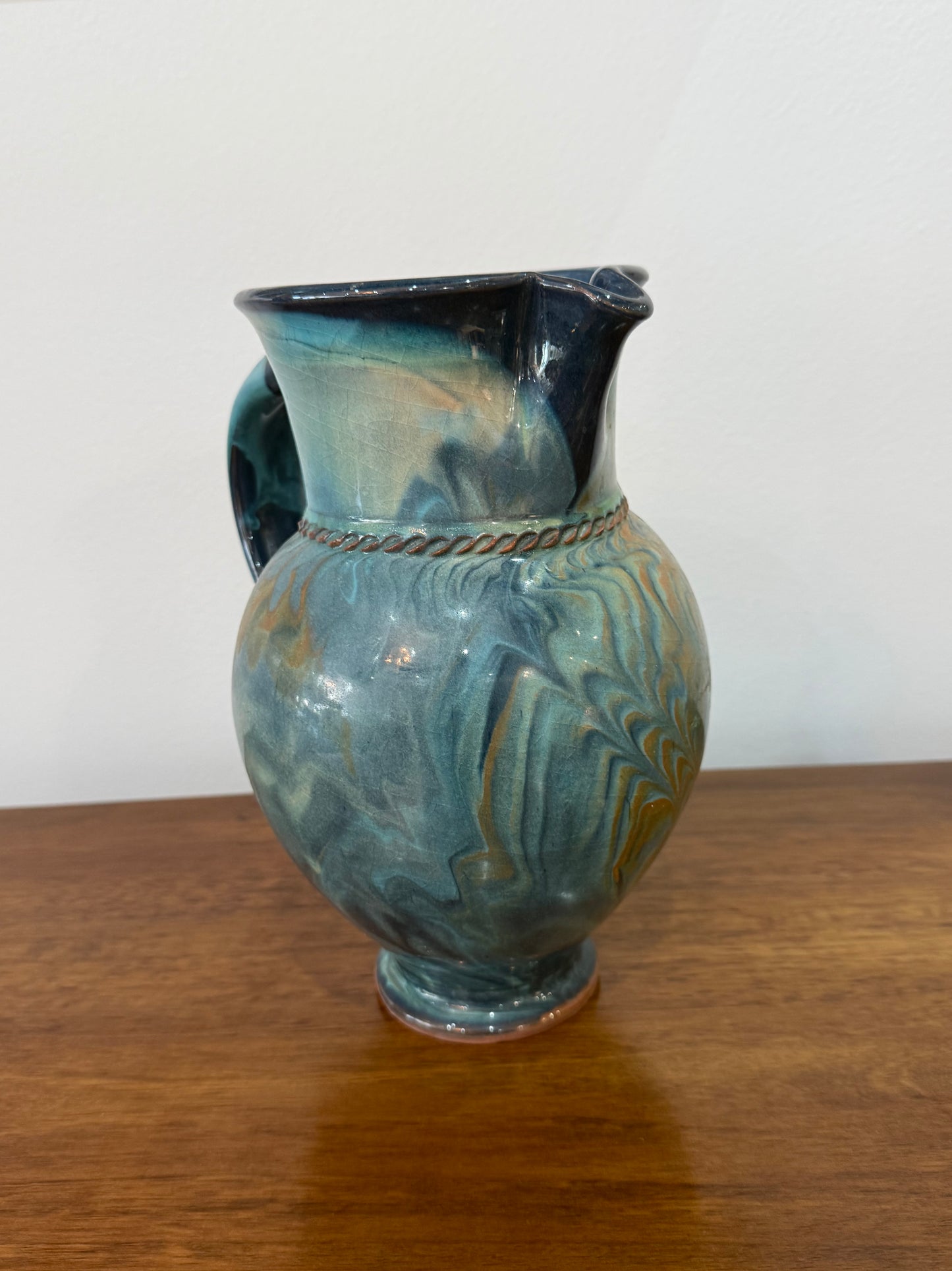 Pichet / Vase en céramique flammée signé – Décor marbré bleu et ocre – H. 24 cm