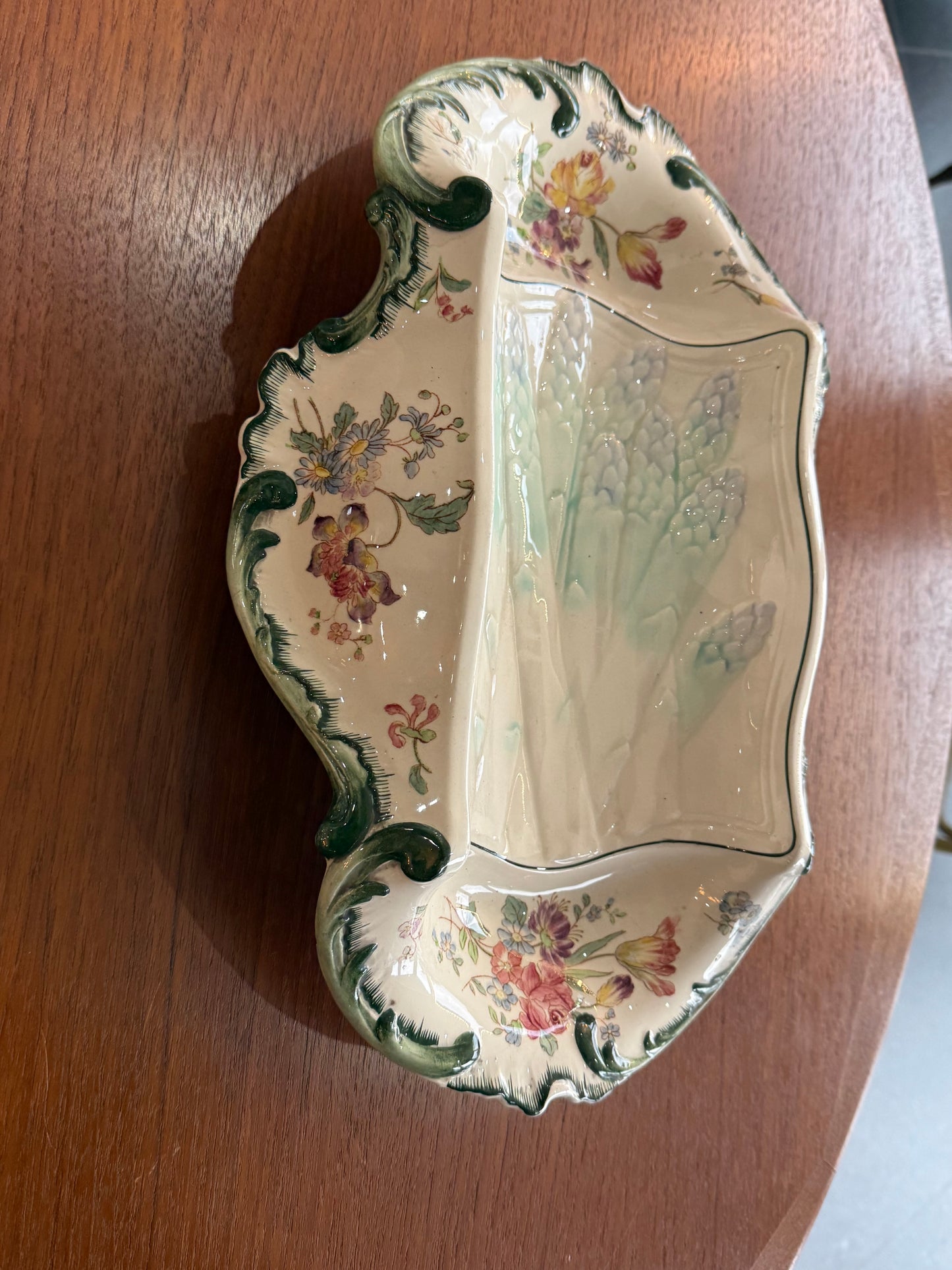 Plat ancien Longchamps Terre de Fer – Modèle 1428 – Décor floral & asperges en relief – 39 x 23 cm
