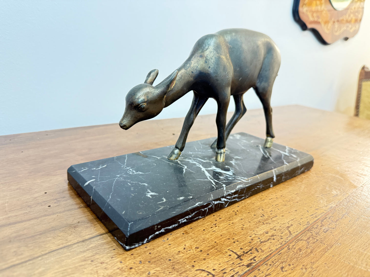 Statue Art Déco en régule représentant un faon sur socle en marbre noir