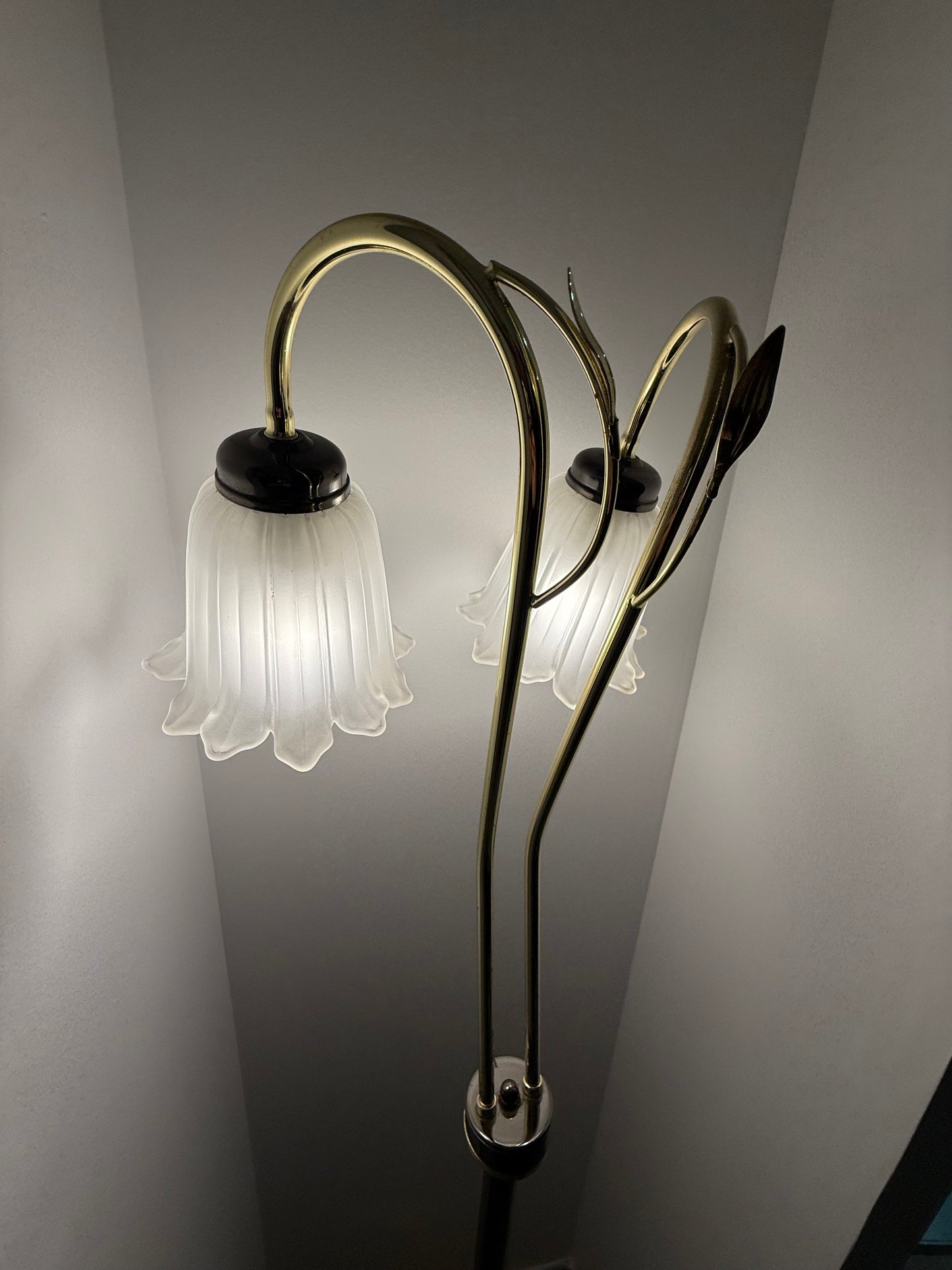Lampadaire à double tulipe en verre opalin – Laiton et chrome – Style Art Nouveau – Années 1970