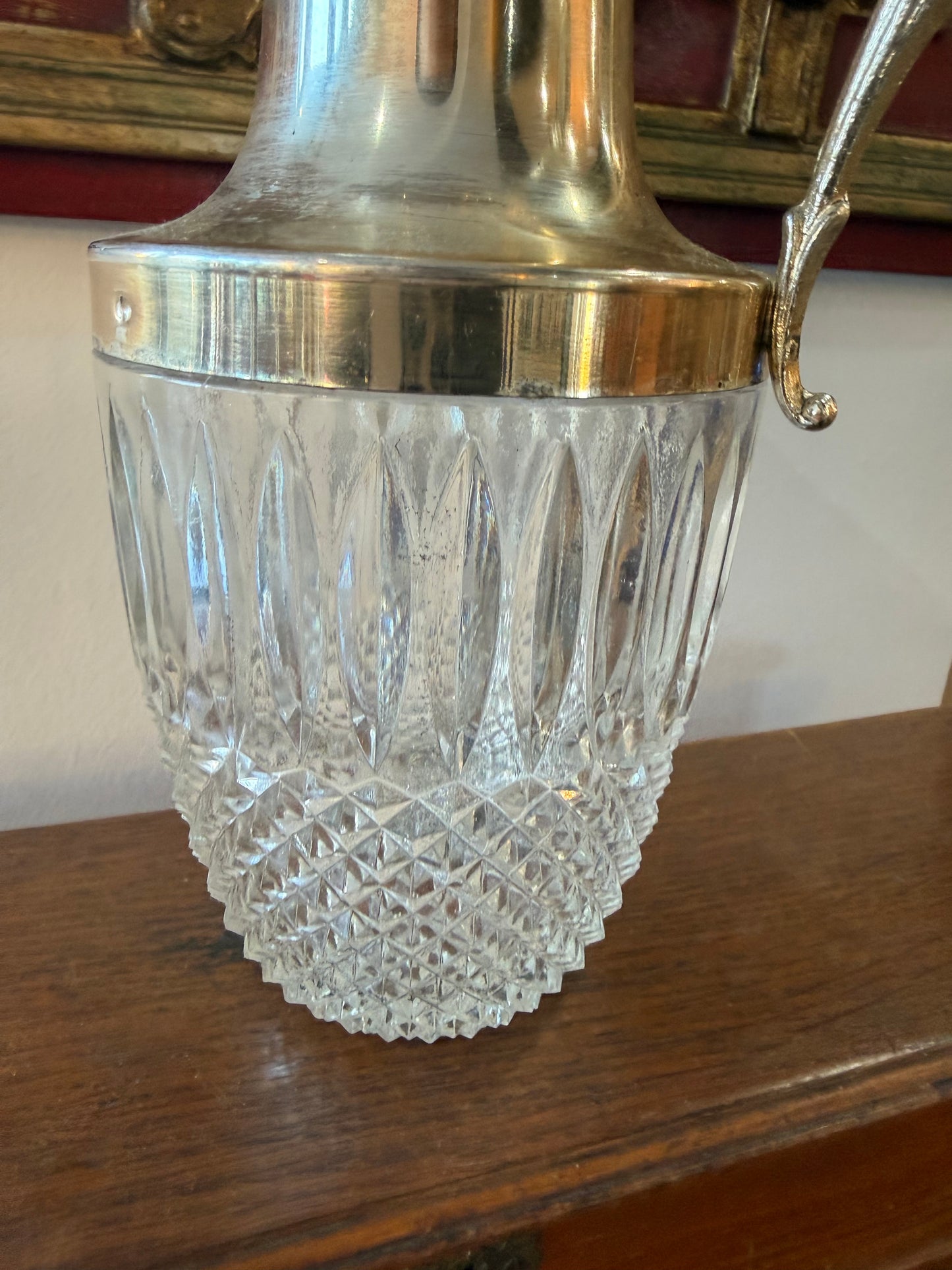 Aiguière en Cristal Taillé & Monture Métal Argenté – Travail Vintage