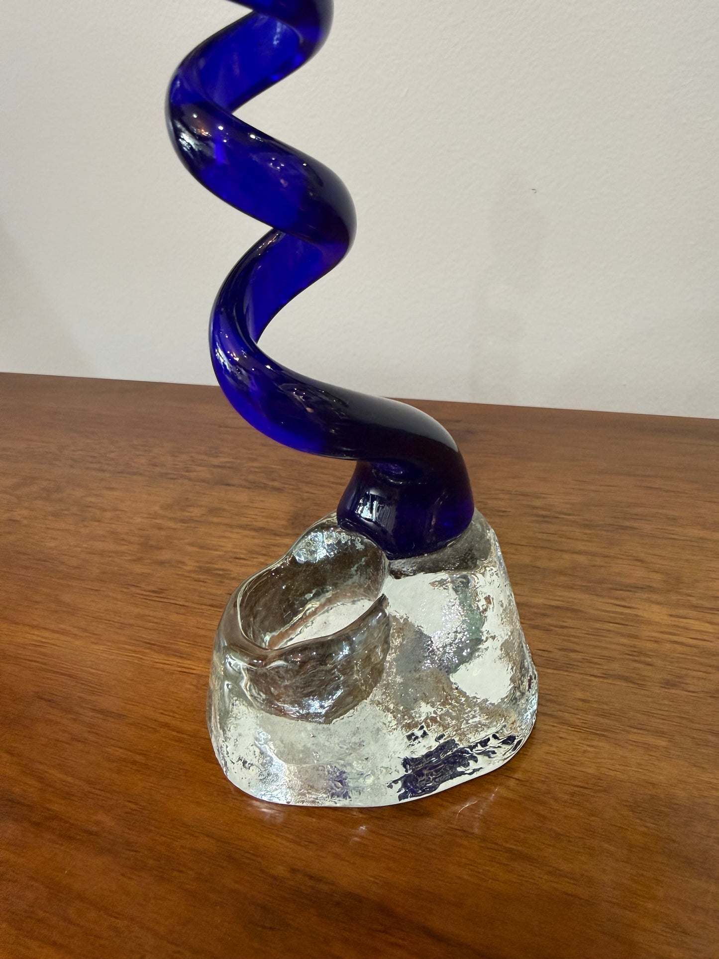 Sculpture / Soliflore en verre soufflé bleu cobalt signé – Travail artistique vintage – H. 32 cm