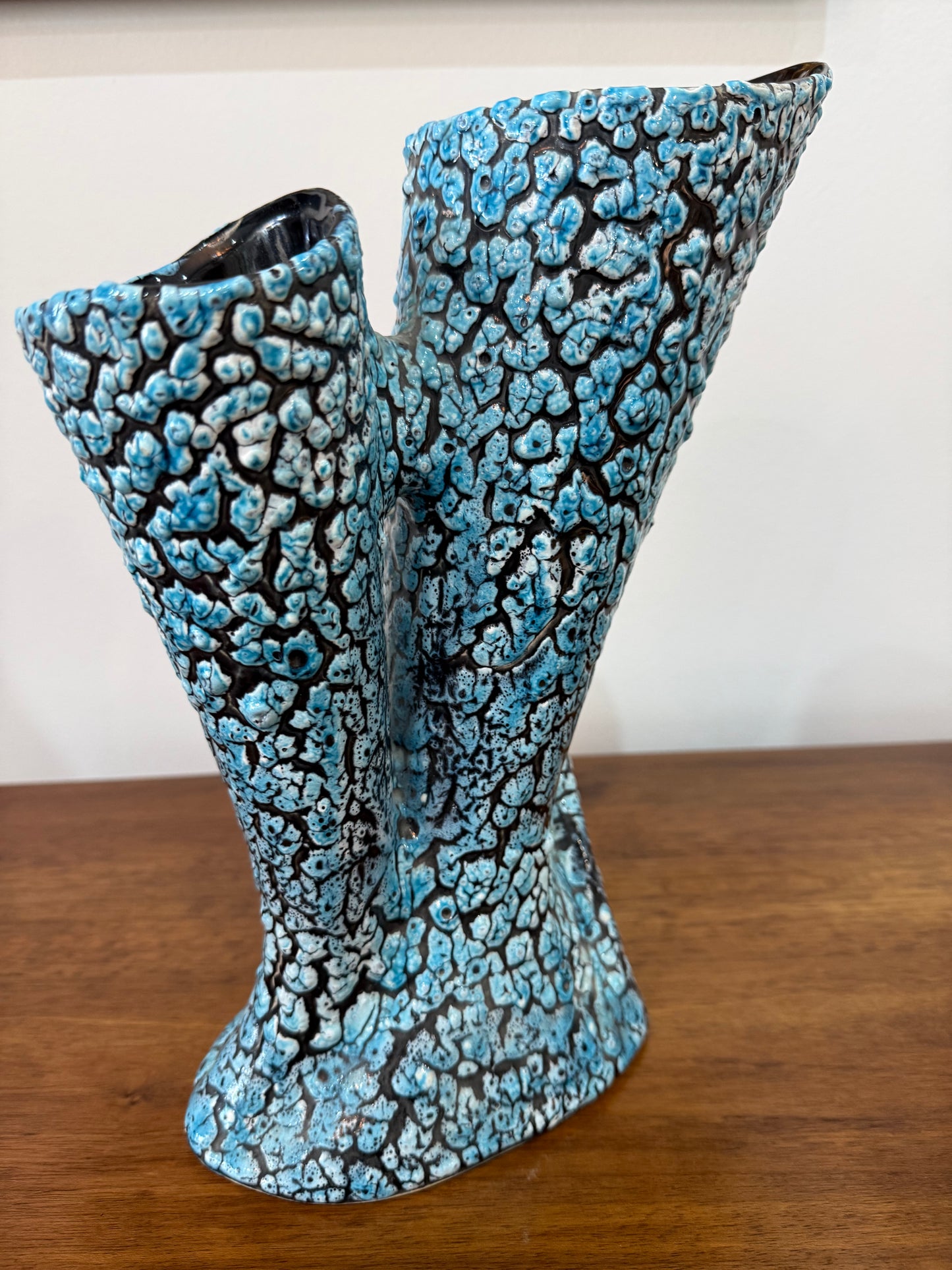 Grand vase sculptural céramique émaillée texturée bleu turquoise et noir – Double cornet – H. 31 cm