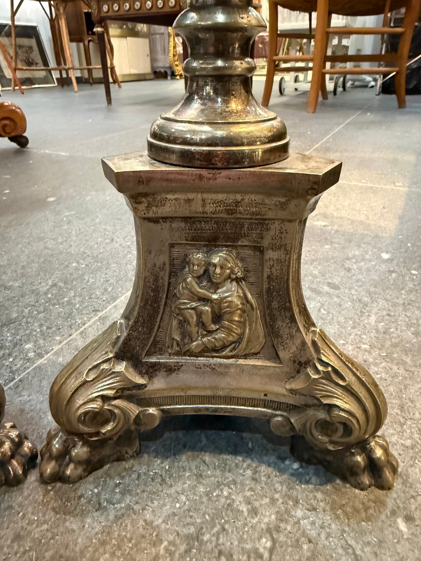 Paire de grands bougeoirs en métal argenté – Style classique – XXe siècle