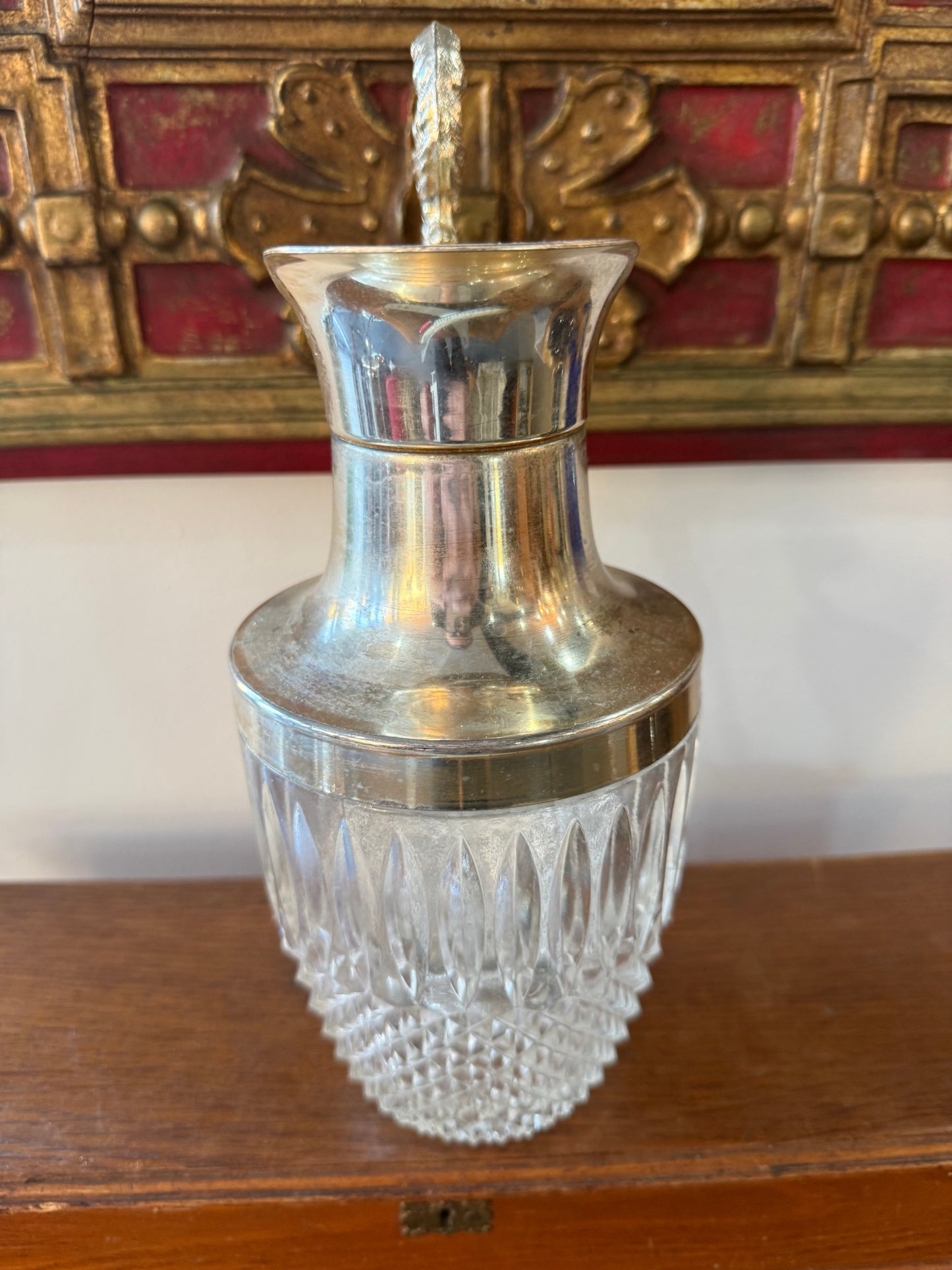 Aiguière en Cristal Taillé & Monture Métal Argenté – Travail Vintage