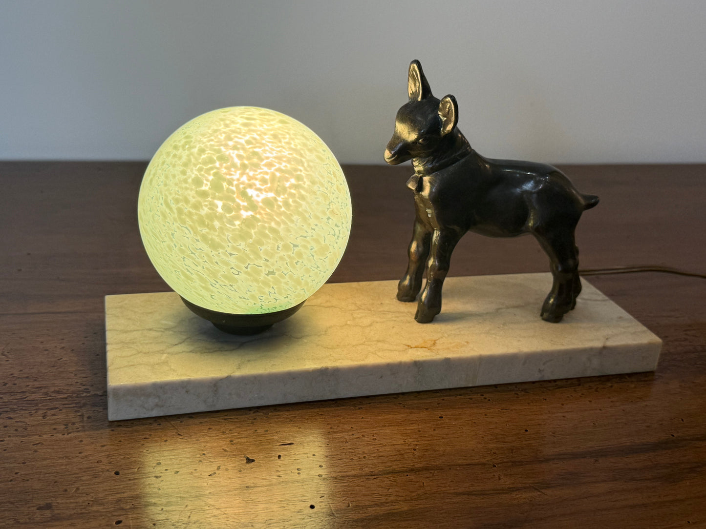 Lampe Art Déco “Faon” en régule et globe en verre – Socle en marbre