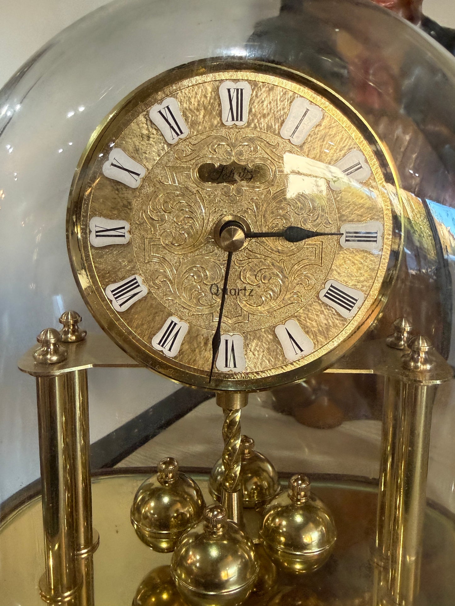 Horloge Schatz sous globe en verre – Balancier rotatif – Années 1980