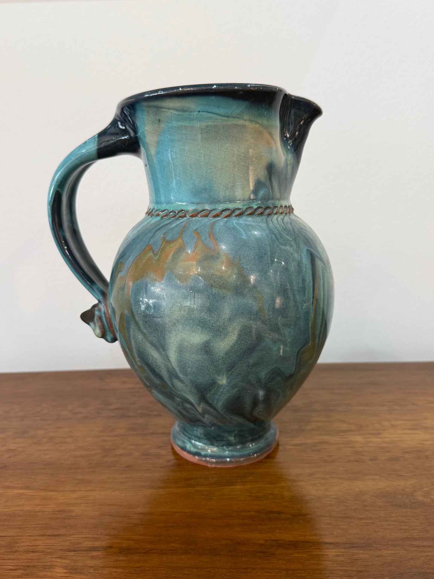 Pichet / Vase en céramique flammée signé – Décor marbré bleu et ocre – H. 24 cm